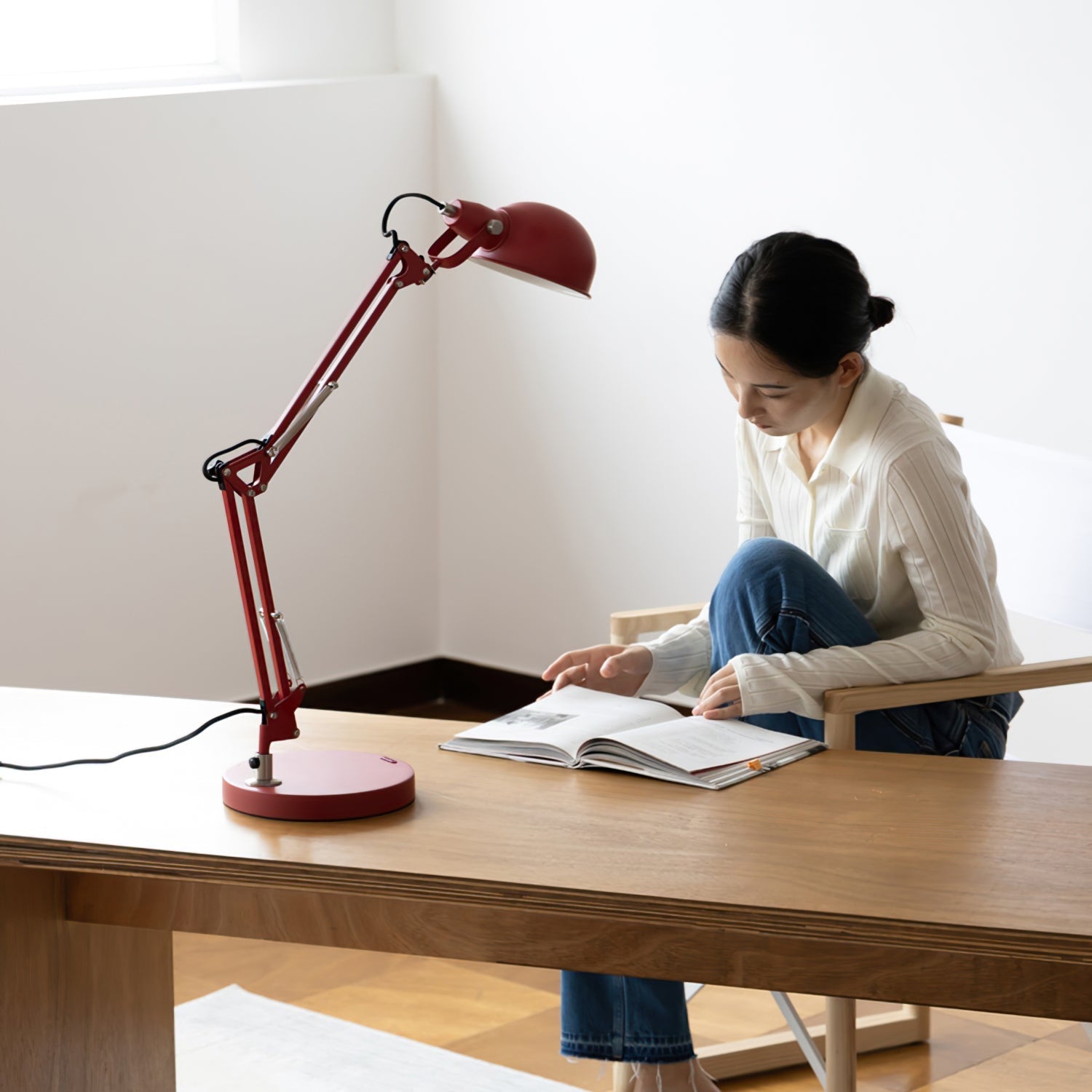 Lampe d'Accent Rouge Ajustable - Éclairage Élégant et Fonctionnel
