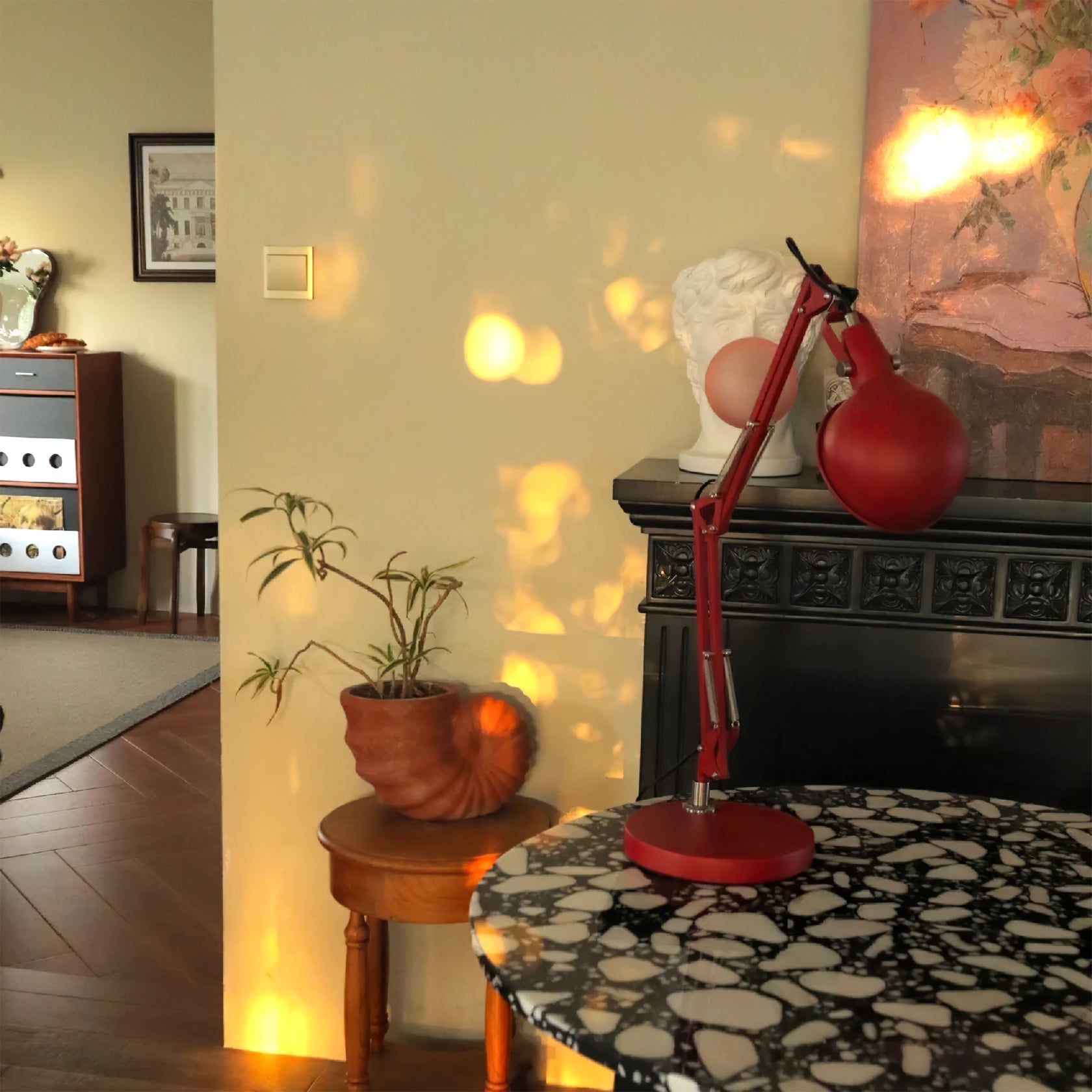 Lampe d'Accent Rouge Ajustable - Éclairage Élégant et Fonctionnel