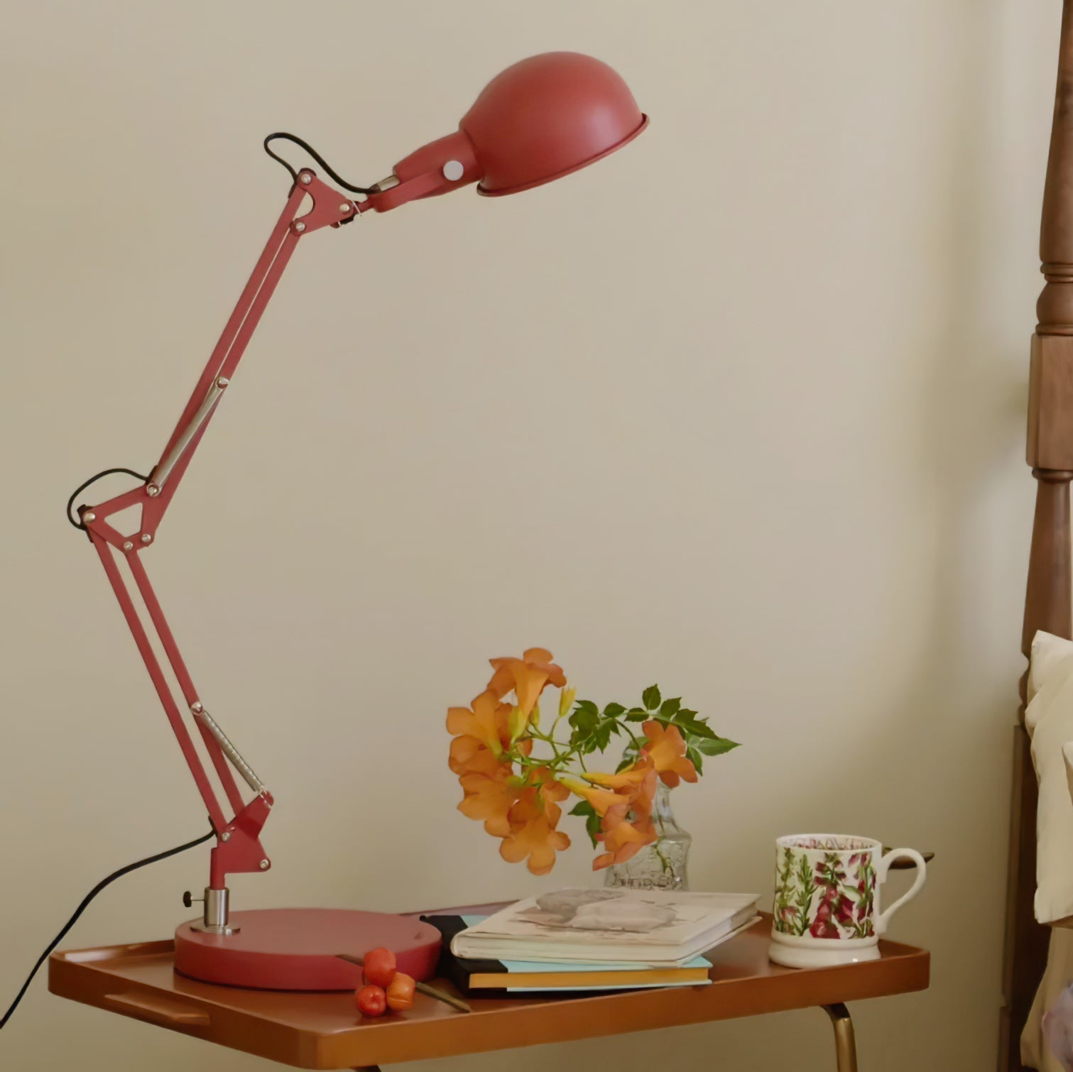 Lampe d'Accent Rouge Ajustable - Éclairage Élégant et Fonctionnel