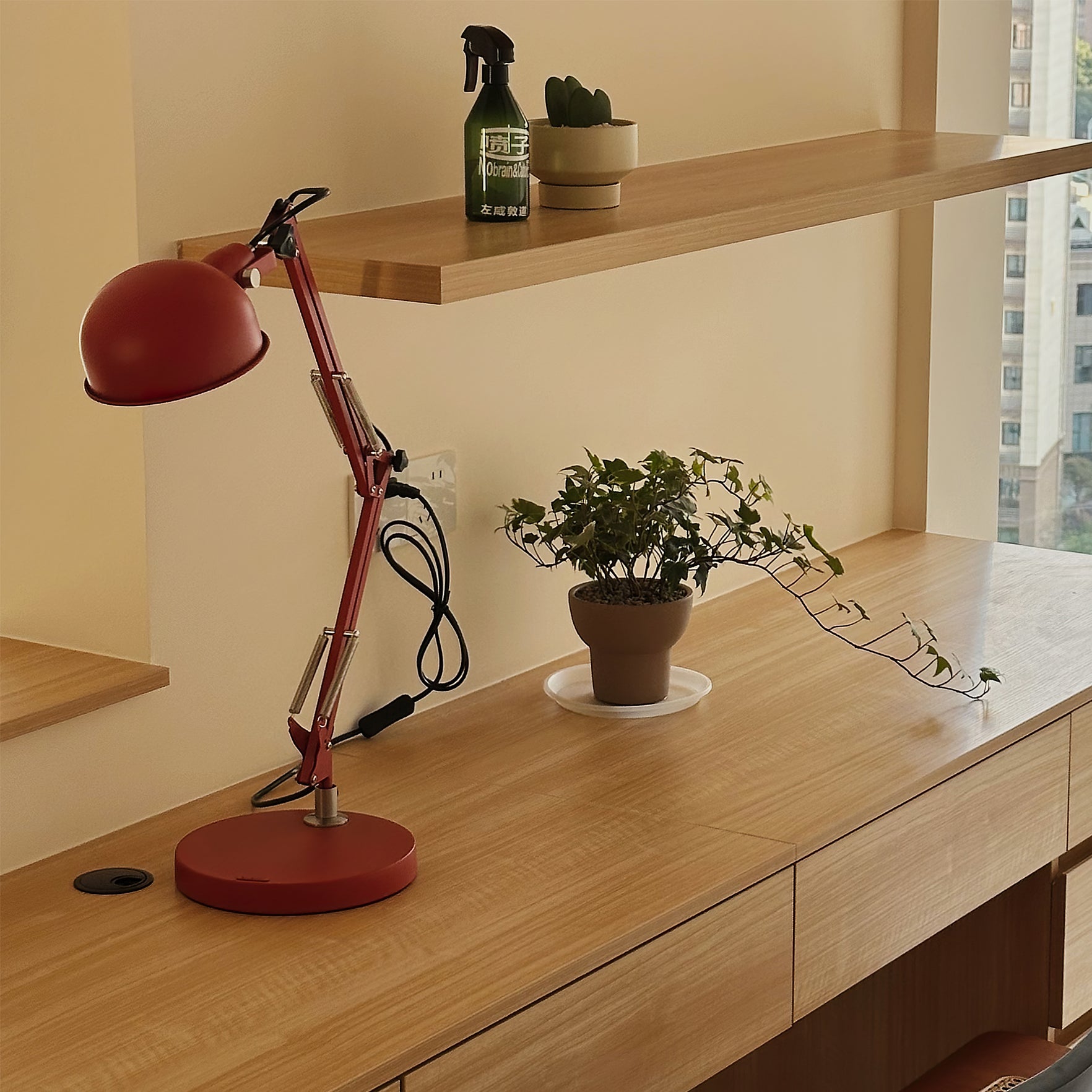 Lampe d'Accent Rouge Ajustable - Éclairage Élégant et Fonctionnel