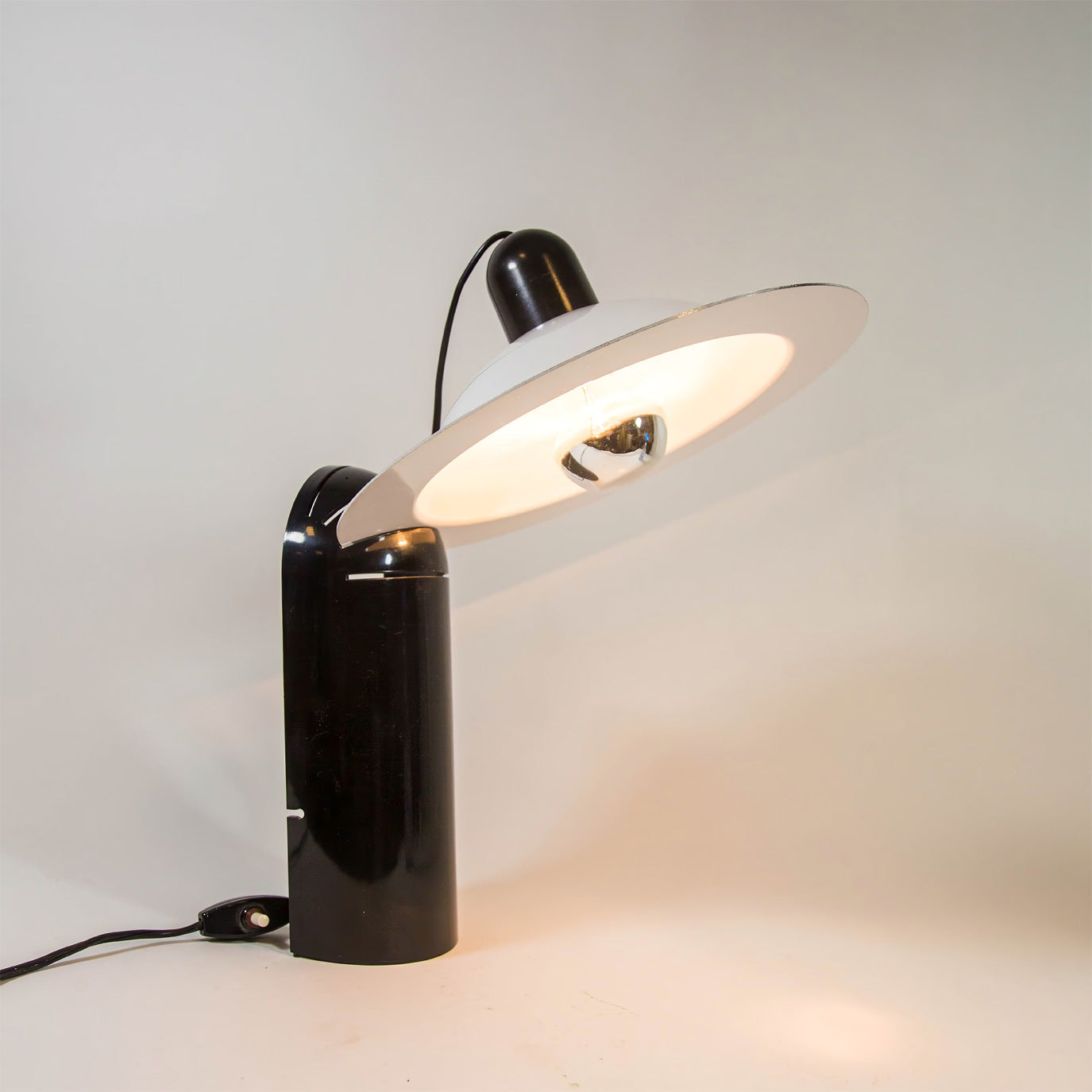 Lampe de Table Moderne Ajustable - Design Polyvalent et Éclairage Flexible
