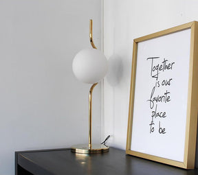Lampe de Table Éthérée - Design Léger et Ambiance Chaleureuse