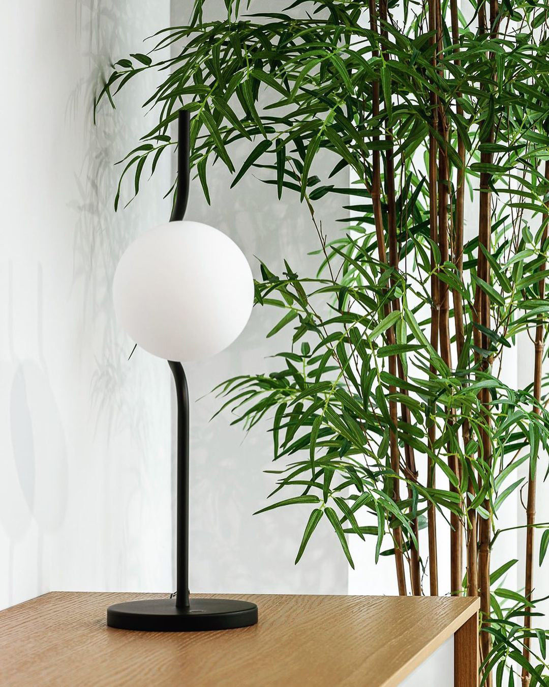 Lampe de Table Éthérée - Design Léger et Ambiance Chaleureuse