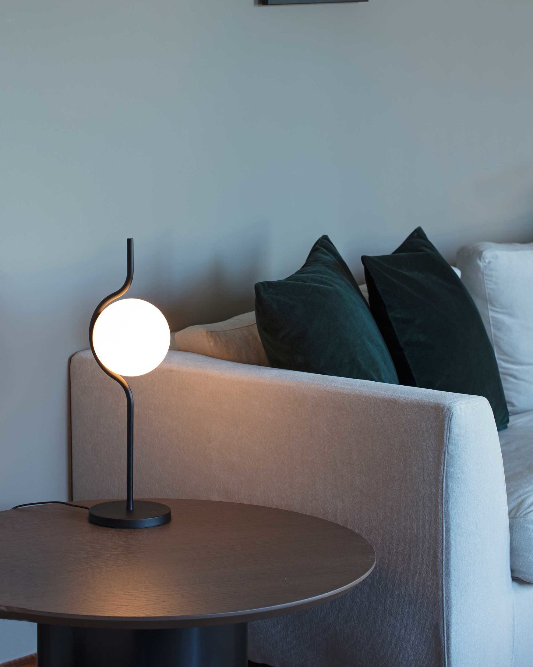 Lampe de Table Éthérée - Design Léger et Ambiance Chaleureuse