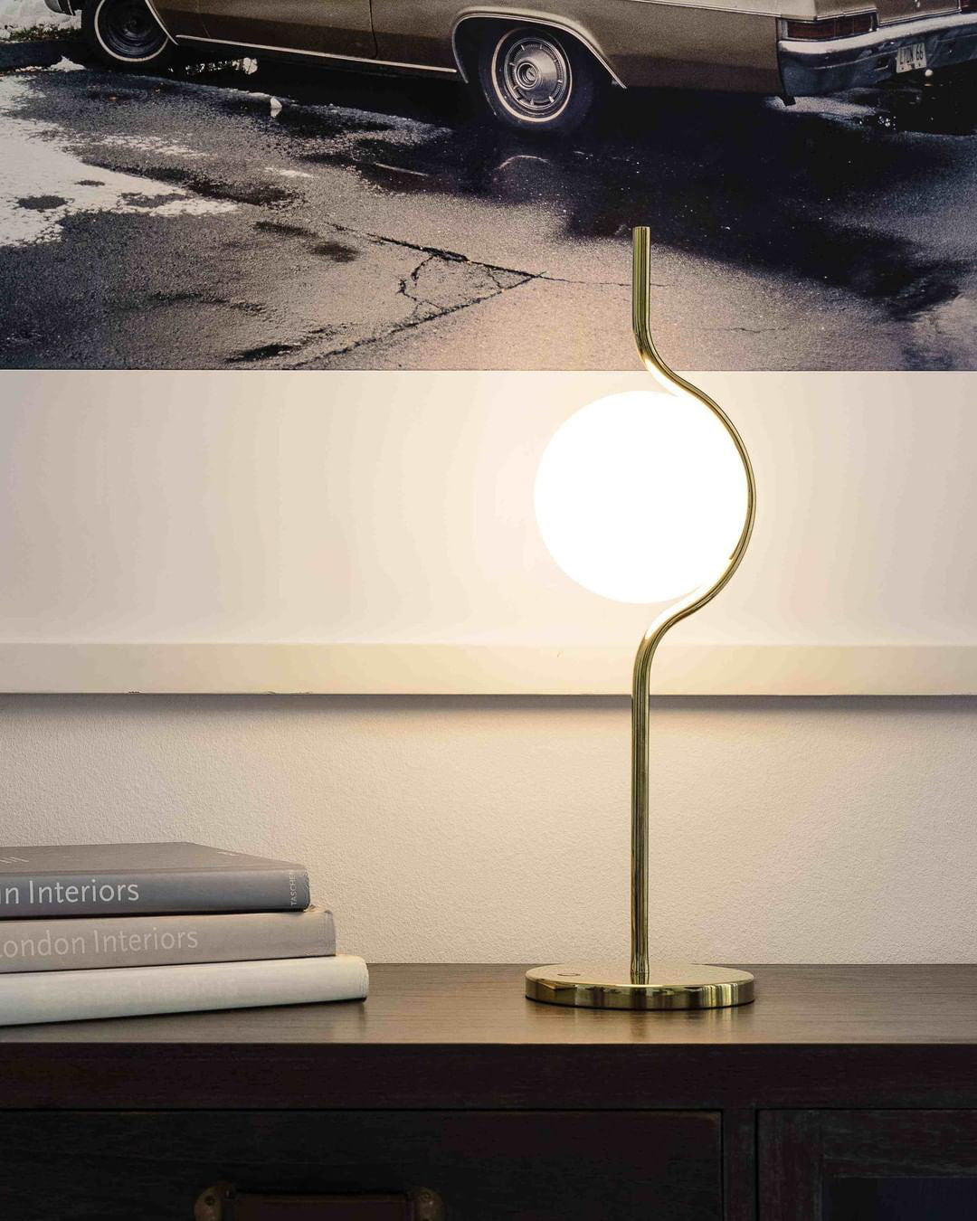 Lampe de Table Éthérée - Design Léger et Ambiance Chaleureuse