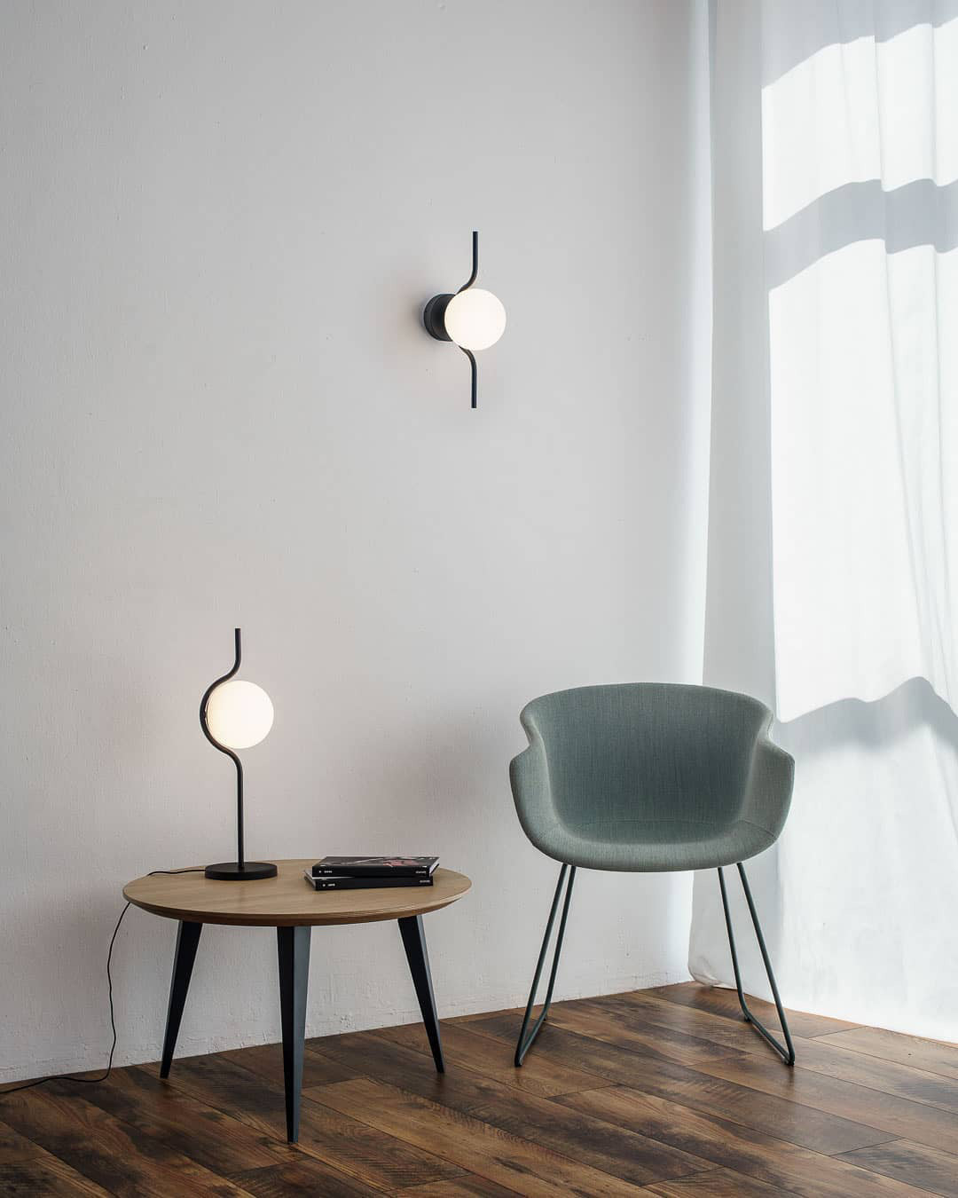 Lampe de Table Éthérée - Design Léger et Ambiance Chaleureuse