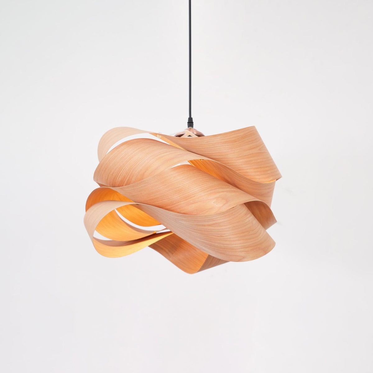 Suspension Design Entrelacé pour Intérieurs Modernes - Élégance et Lueur Chaleureuse