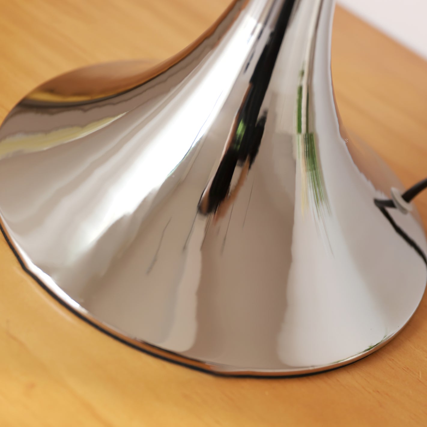 Lampe Contemporaine en Verre et Métal - Design Unique et Éclairage LED Économe