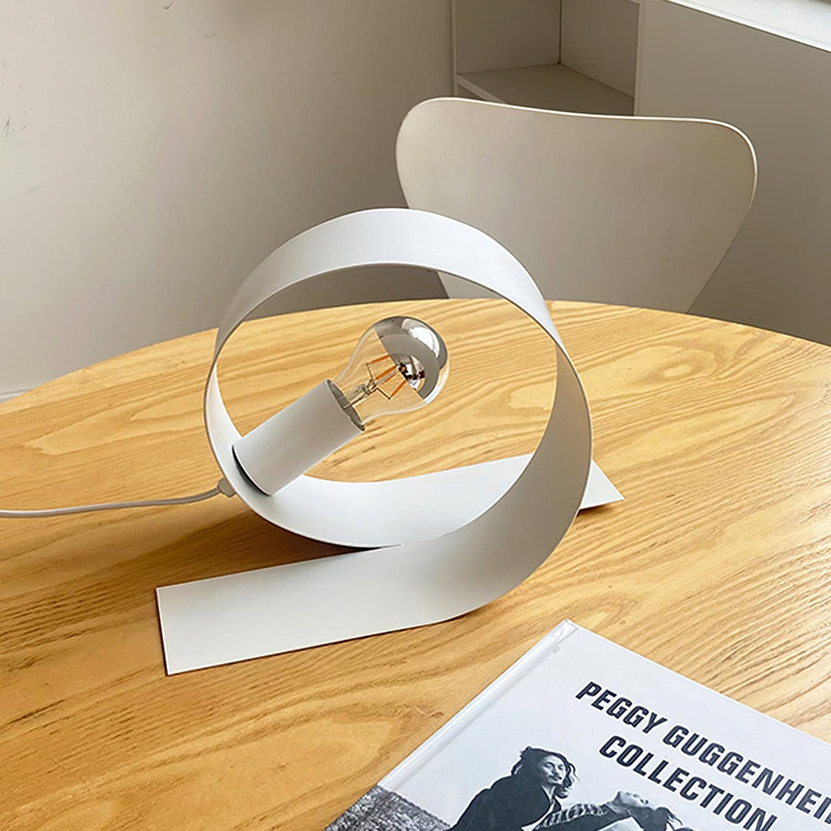 Lampe de Table Minimaliste en Métal - Élégance et Durabilité pour Intérieurs