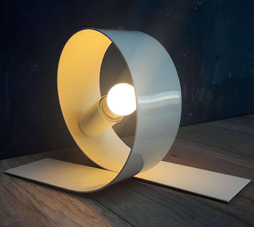 Lampe de Table Minimaliste en Métal - Élégance et Durabilité pour Intérieurs
