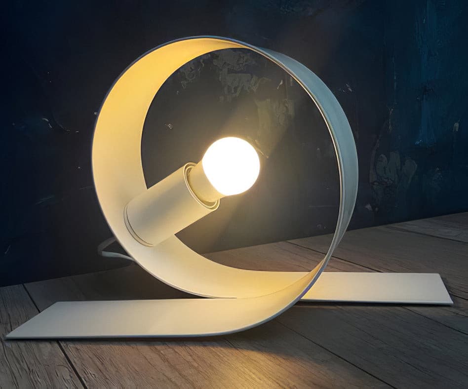 Lampe de Table Minimaliste en Métal - Élégance et Durabilité pour Intérieurs