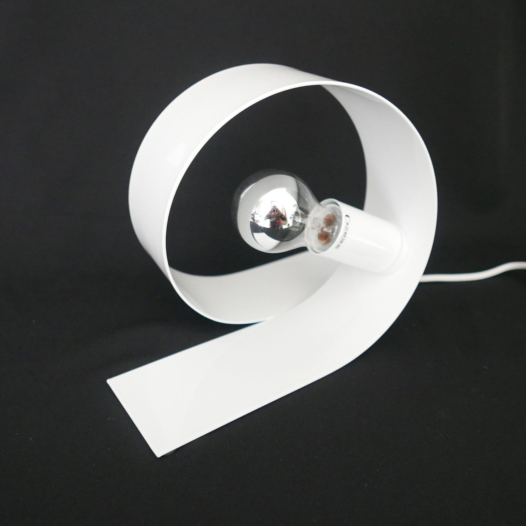 Lampe de Table Minimaliste en Métal - Élégance et Durabilité pour Intérieurs