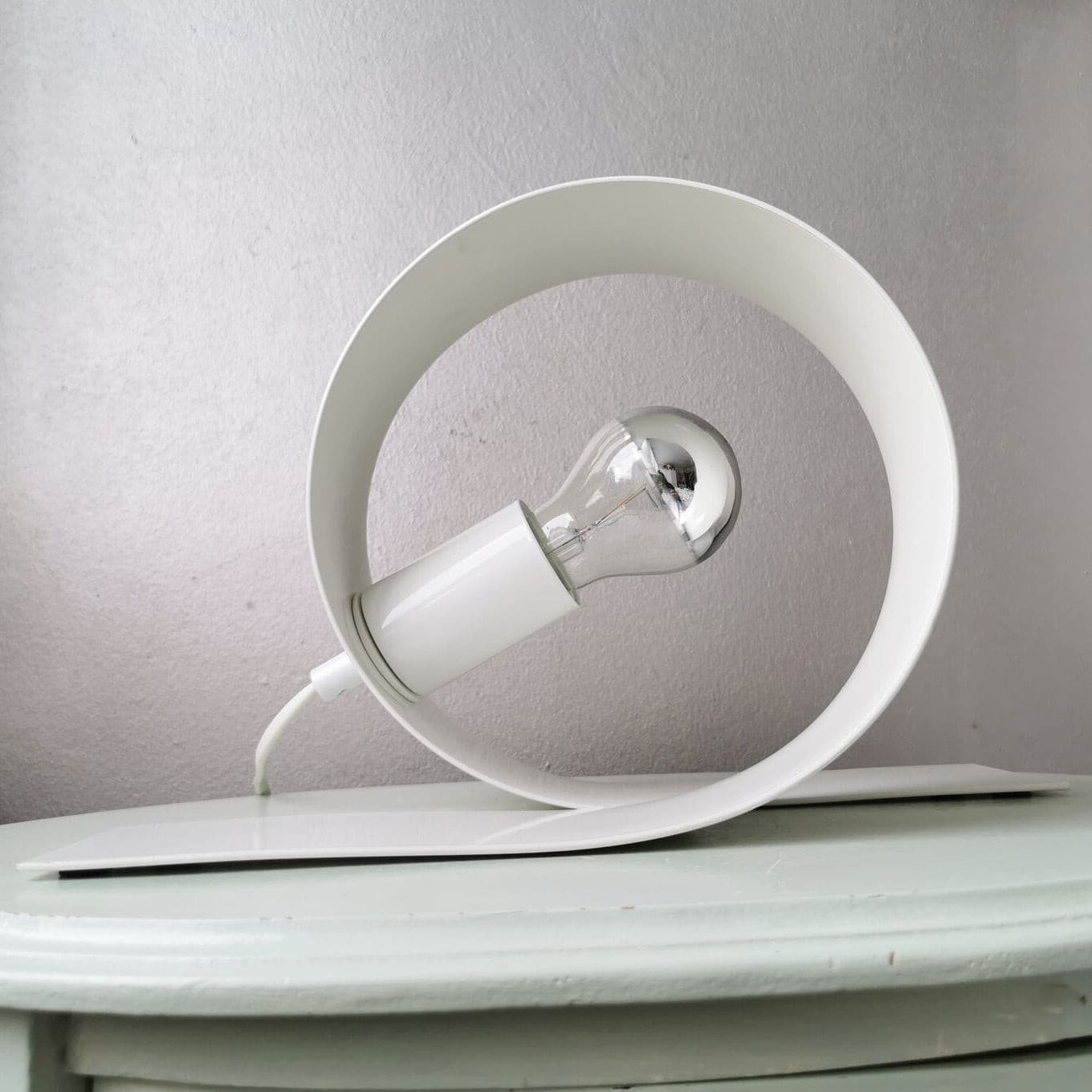 Lampe de Table Minimaliste en Métal - Élégance et Durabilité pour Intérieurs