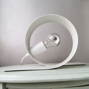 Lampe de Table Minimaliste en Métal - Élégance et Durabilité pour Intérieurs