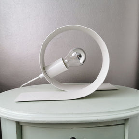 Lampe de Table Minimaliste en Métal - Élégance et Durabilité pour Intérieurs