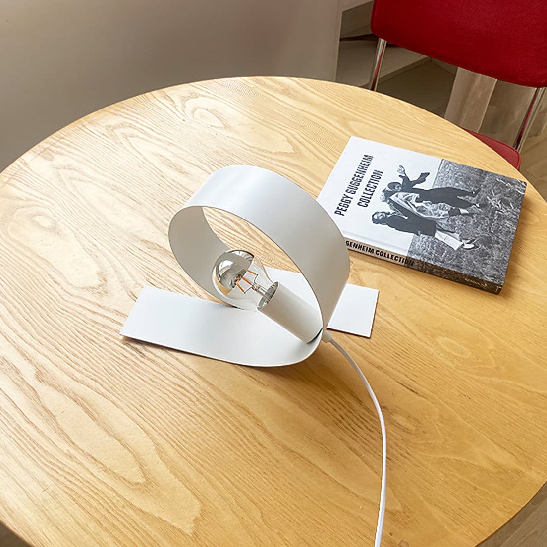 Lampe de Table Minimaliste en Métal - Élégance et Durabilité pour Intérieurs