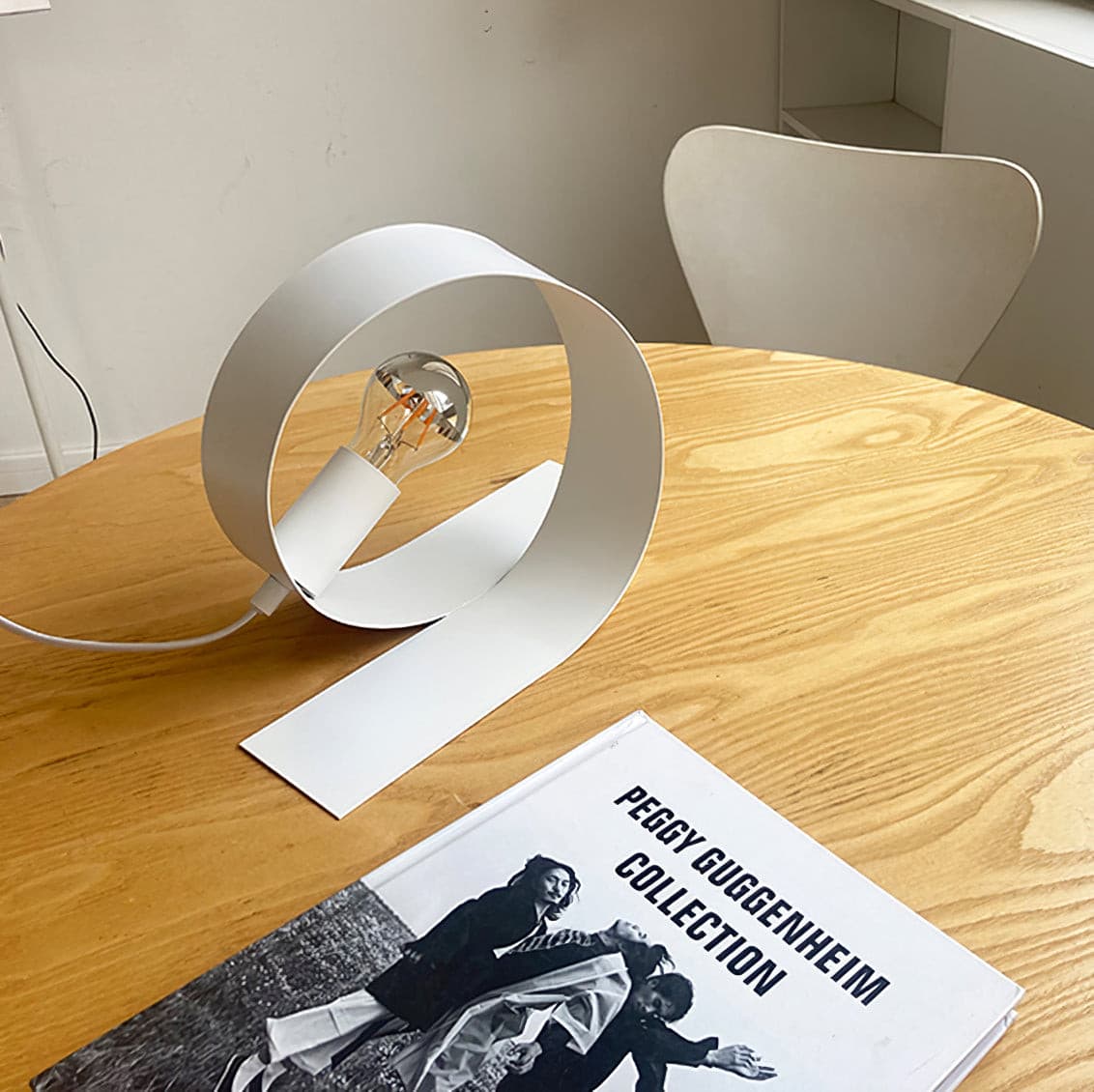 Lampe de Table Minimaliste en Métal - Élégance et Durabilité pour Intérieurs