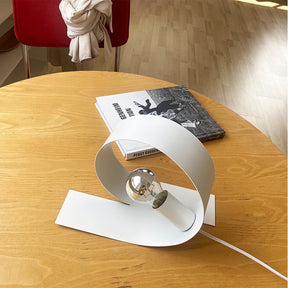 Lampe de Table Minimaliste en Métal - Élégance et Durabilité pour Intérieurs
