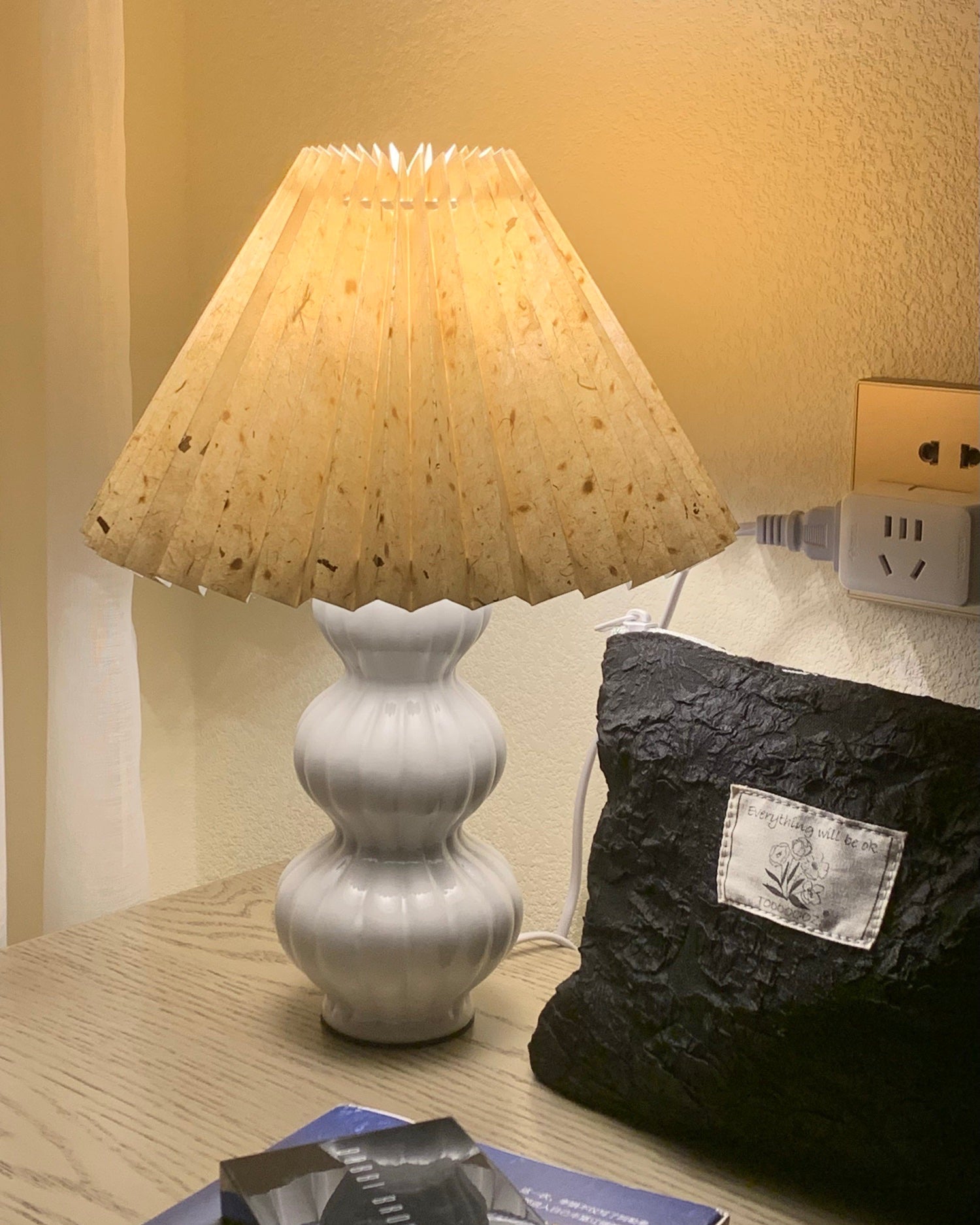 Lampe de Table Plissée - Élégance et Atmosphère Chaleureuse