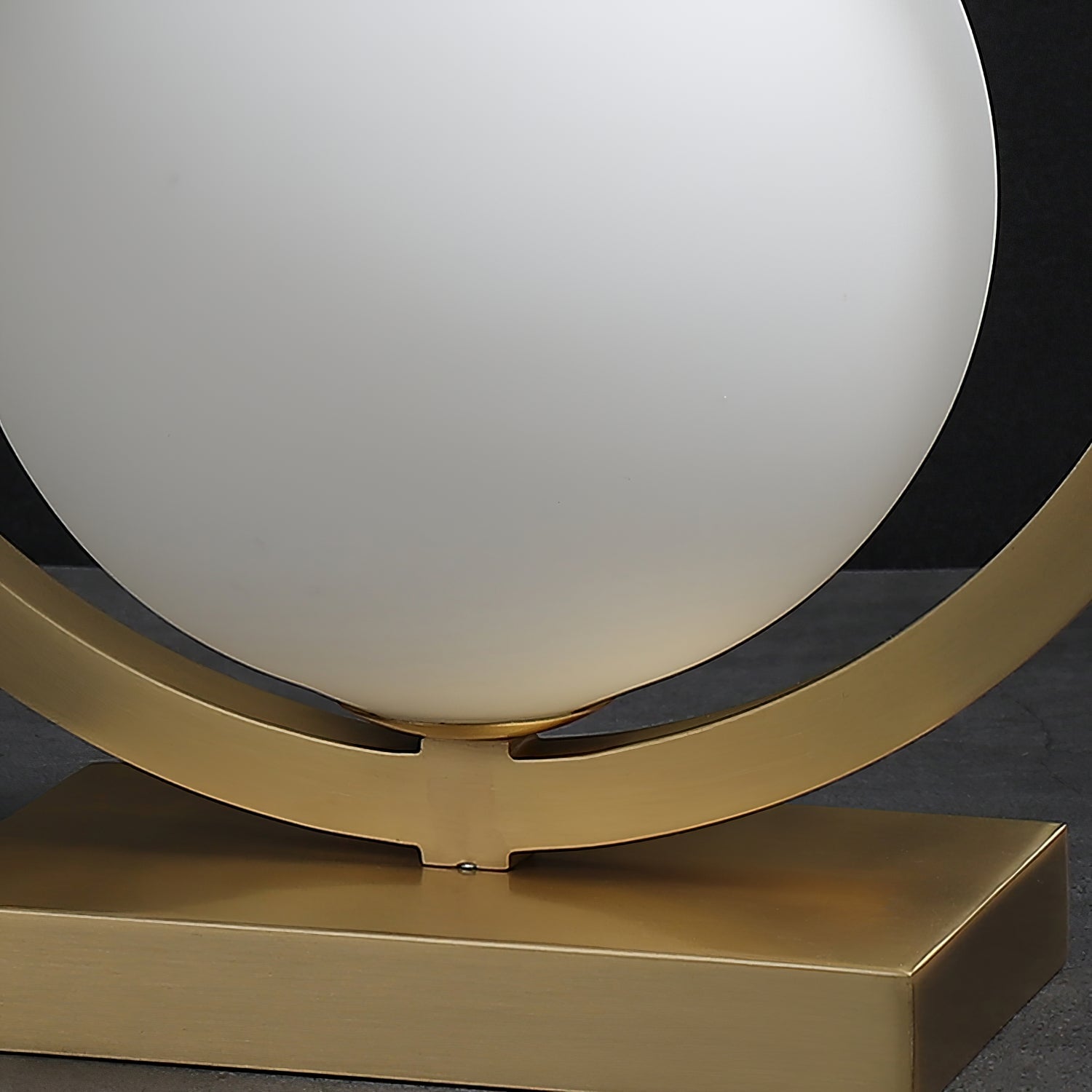 Lampe de Table en Laiton - Éclairage Atmosphérique Élégant et Raffiné