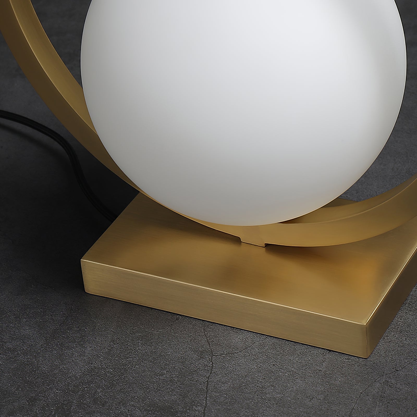 Lampe de Table en Laiton - Éclairage Atmosphérique Élégant et Raffiné