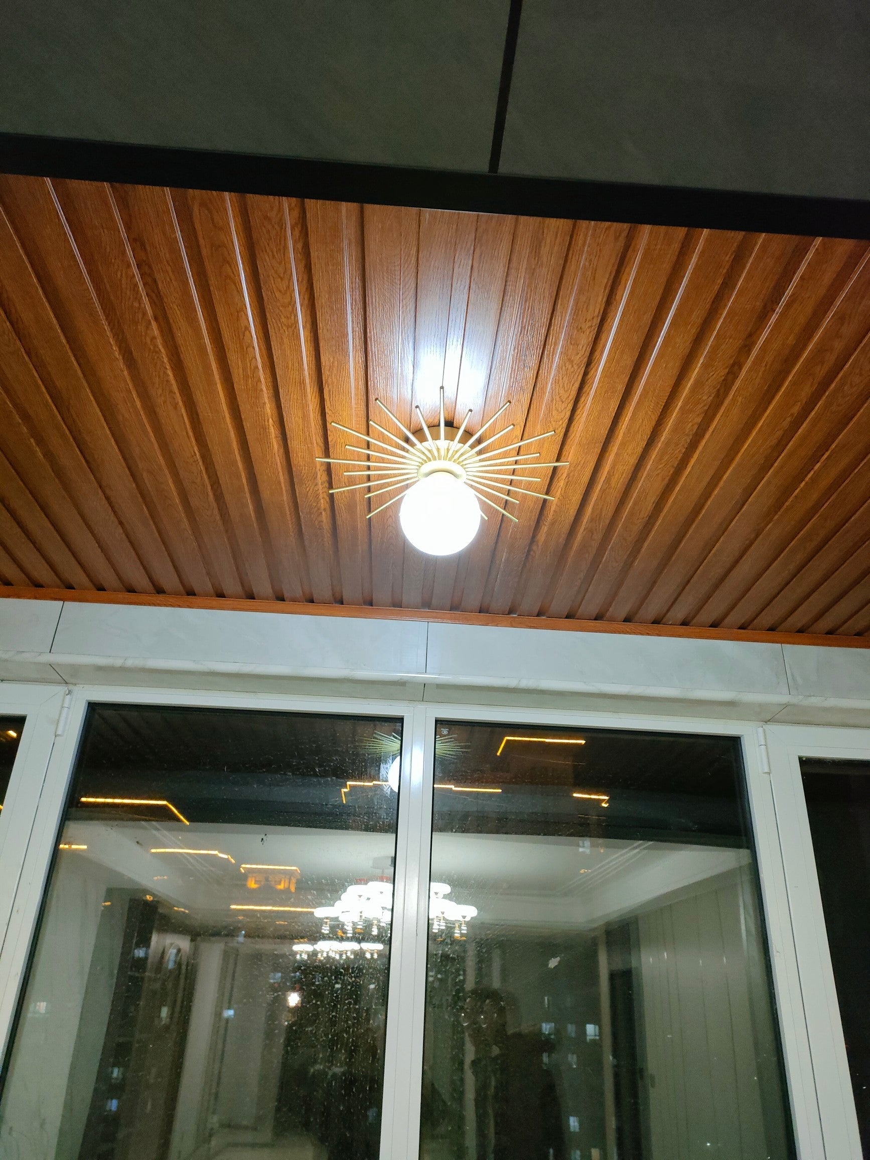 Éclairage de Plafond Élégant - Design Unique en Laiton et Verre