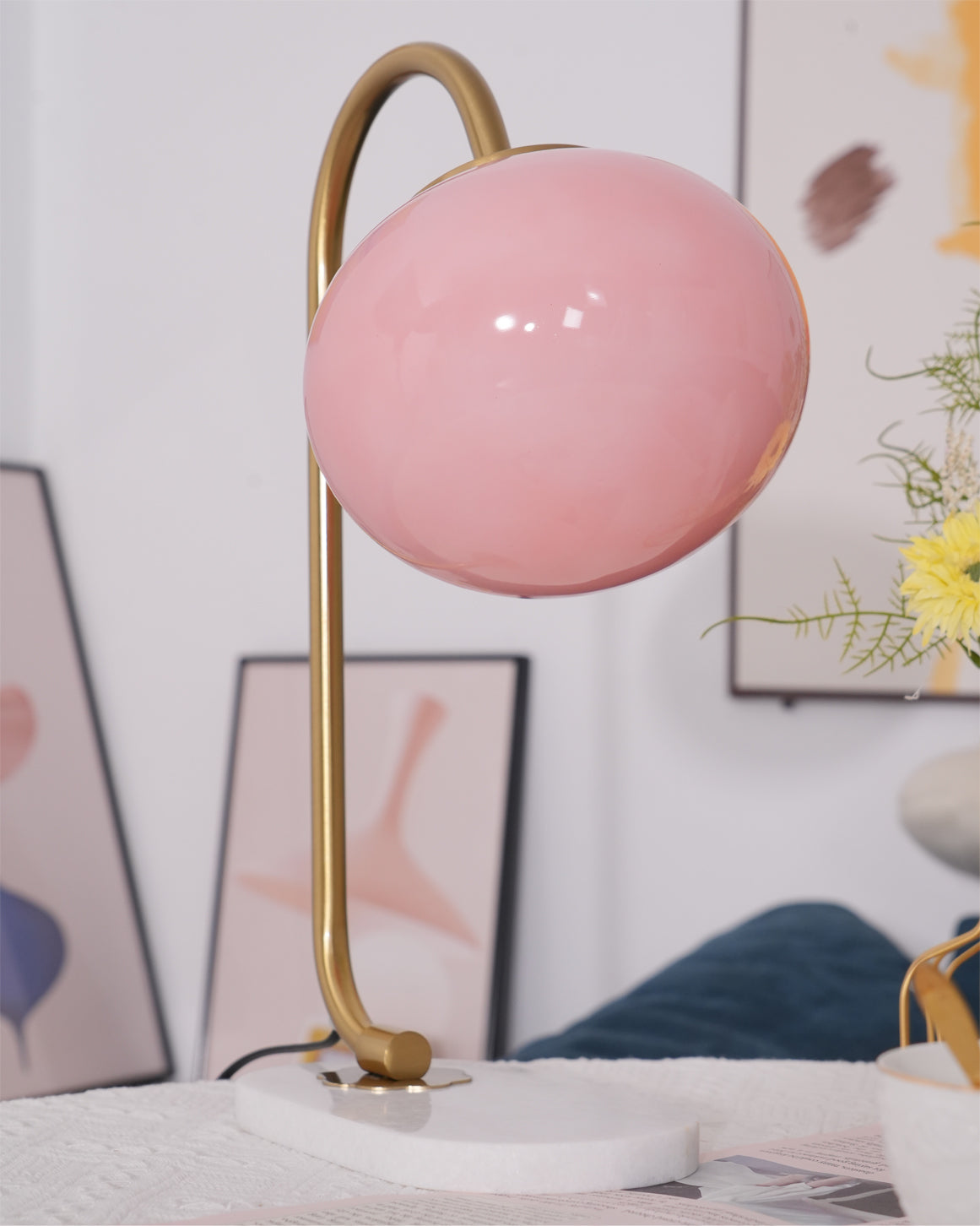 Lampe de Table Ludique en Verre - Finition Dorée et Abat-jour Rose