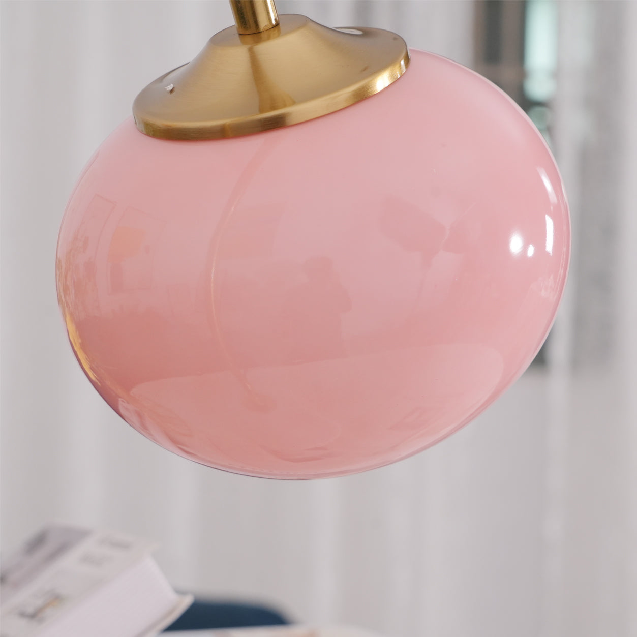 Lampe de Table Ludique en Verre - Finition Dorée et Abat-jour Rose