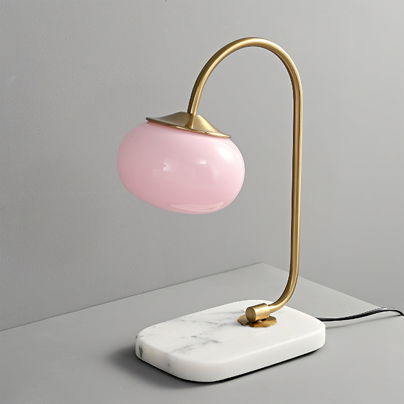 Lampe de Table Ludique en Verre - Finition Dorée et Abat-jour Rose