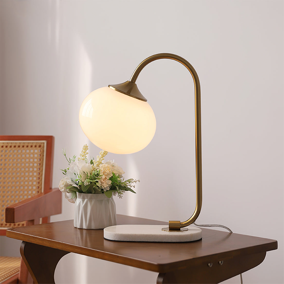Lampe de Table Ludique en Verre - Finition Dorée et Abat-jour Rose