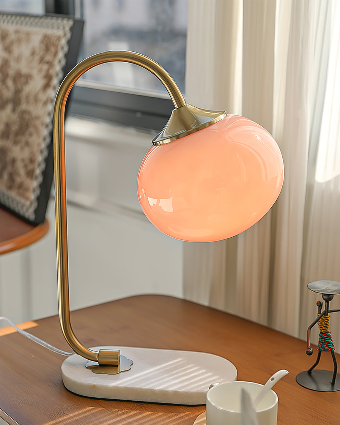 Lampe de Table Ludique en Verre - Finition Dorée et Abat-jour Rose