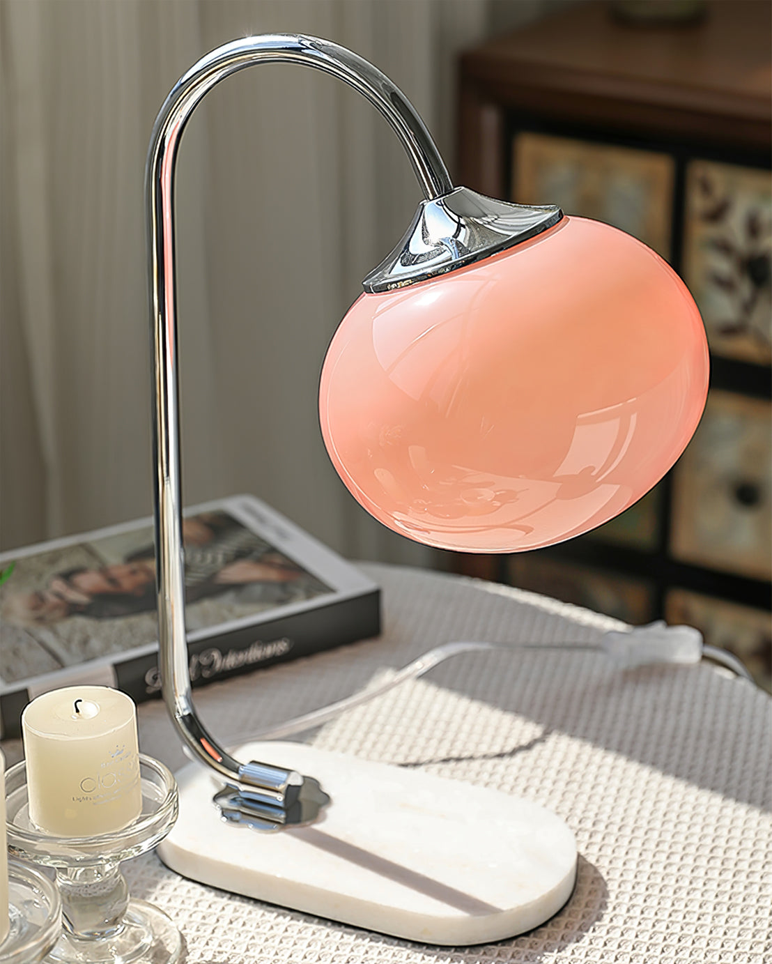 Lampe de Table Ludique en Verre - Finition Dorée et Abat-jour Rose