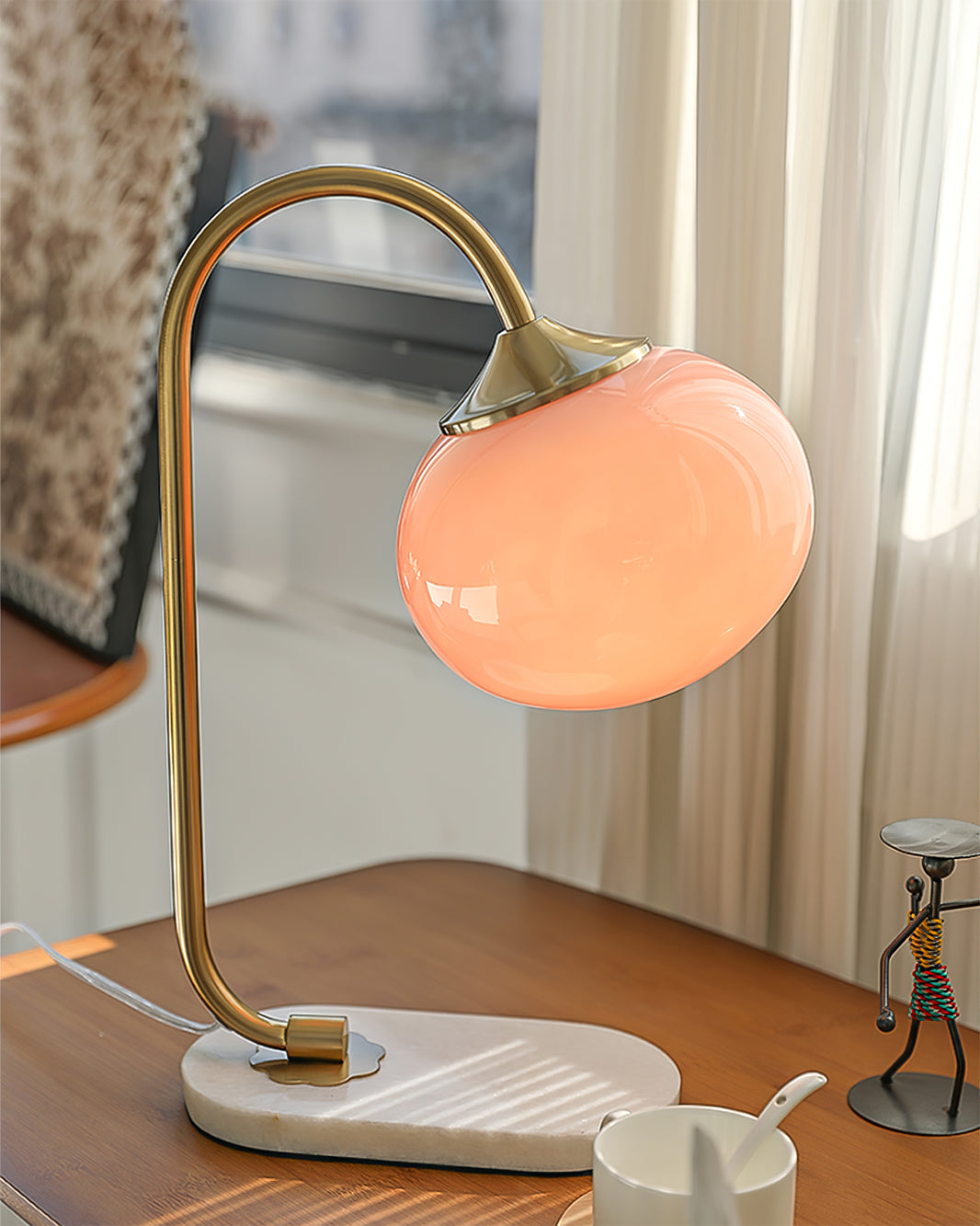 Lampe de Table Ludique en Verre - Finition Dorée et Abat-jour Rose