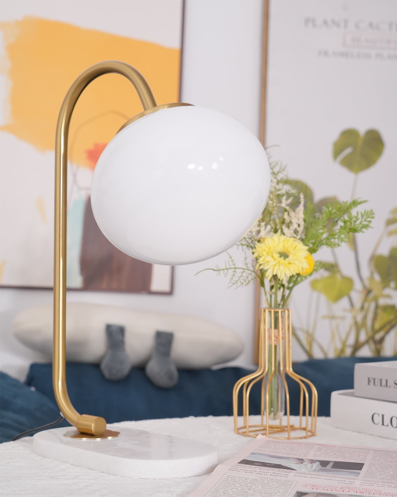 Lampe de Table Ludique en Verre - Finition Dorée et Abat-jour Rose