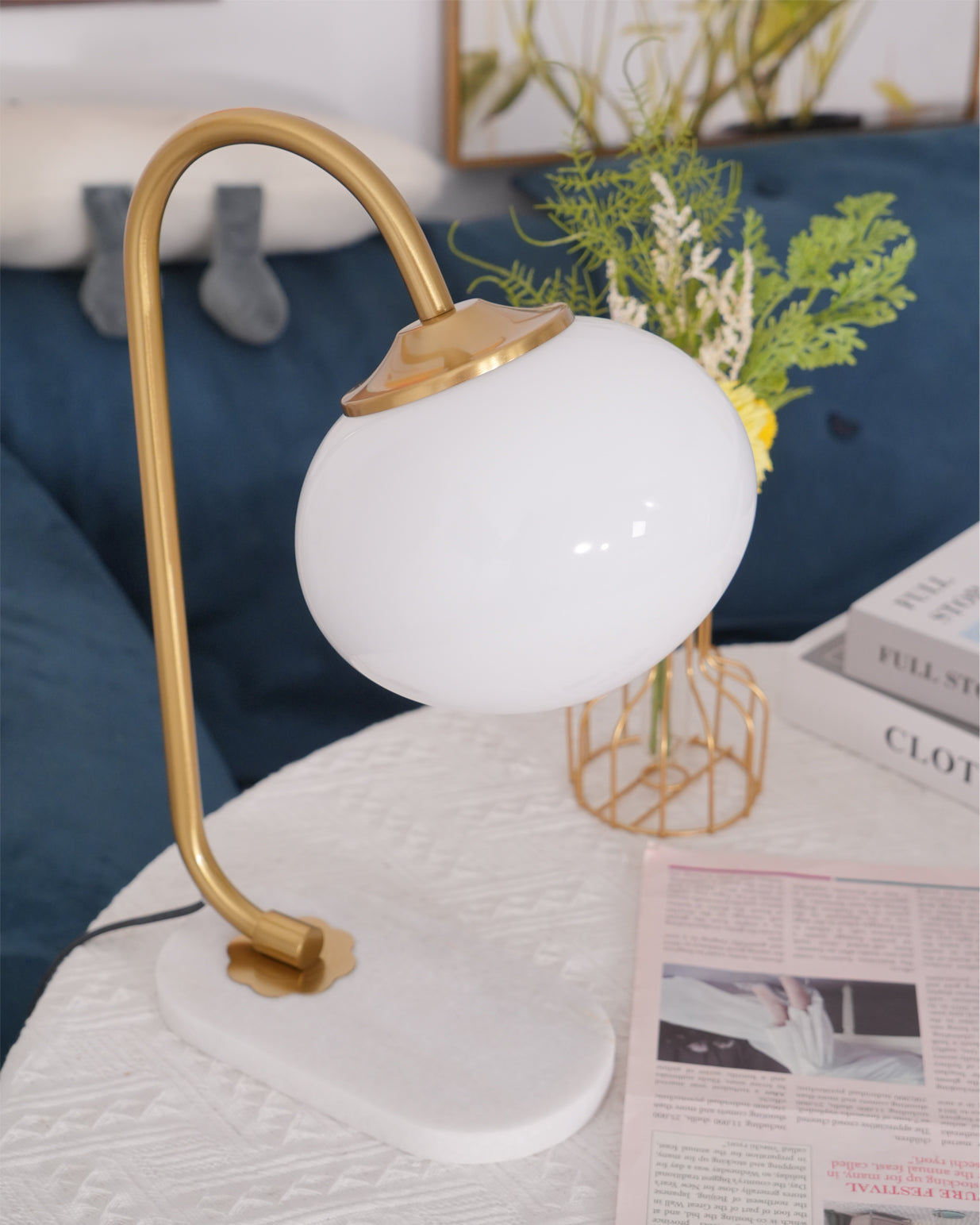 Lampe de Table Ludique en Verre - Finition Dorée et Abat-jour Rose