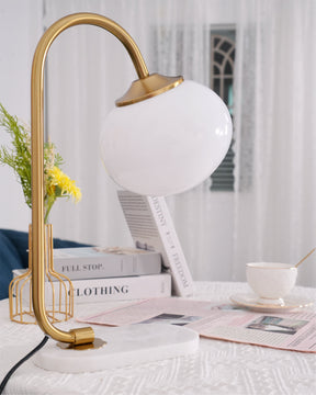 Lampe de Table Ludique en Verre - Finition Dorée et Abat-jour Rose