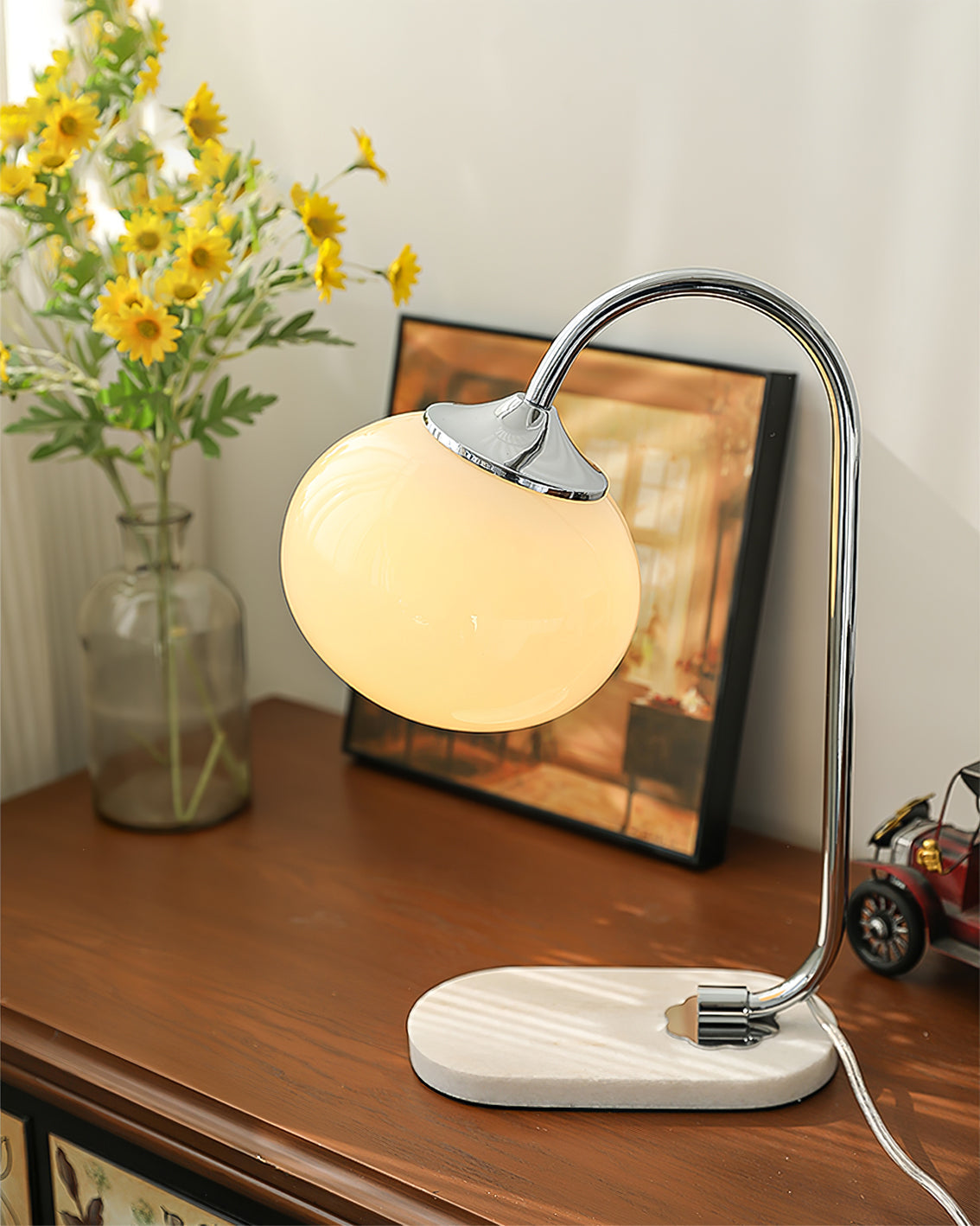 Lampe de Table Ludique en Verre - Finition Dorée et Abat-jour Rose