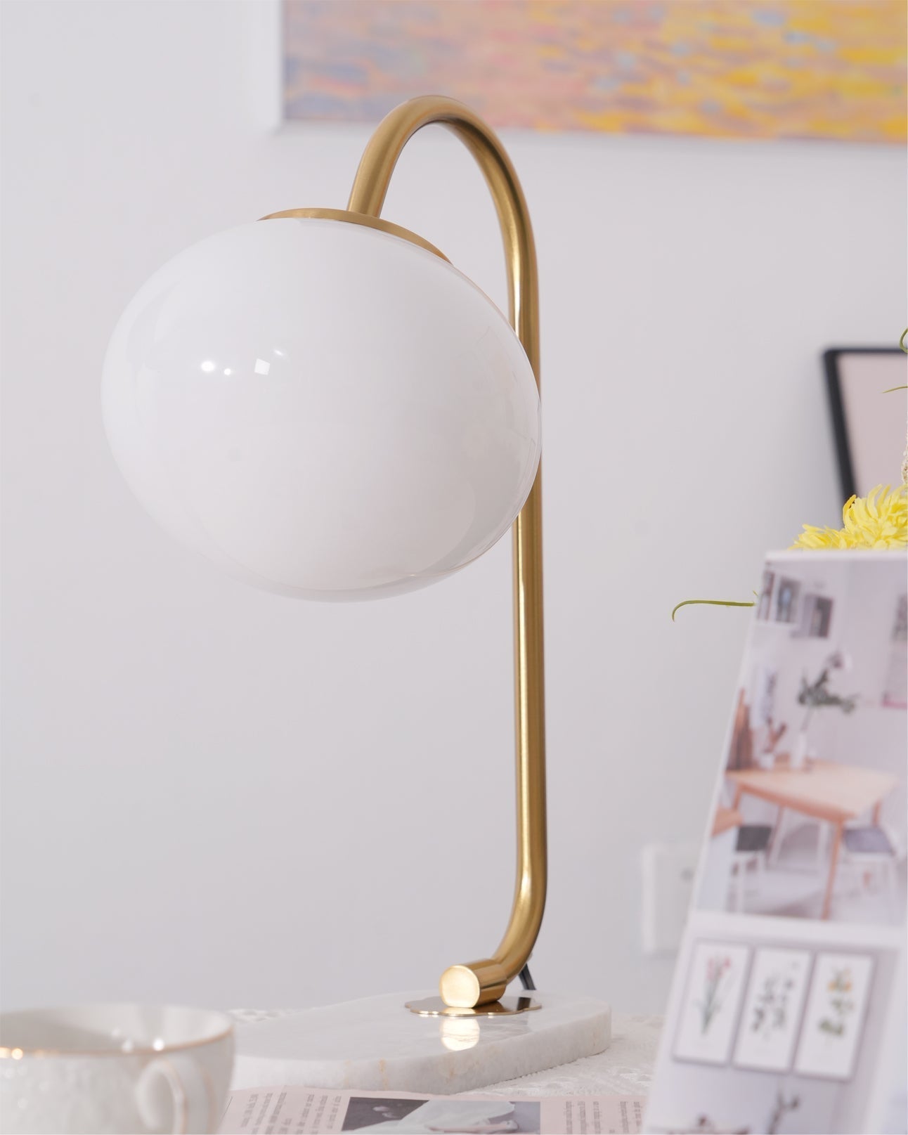 Lampe de Table Ludique en Verre - Finition Dorée et Abat-jour Rose