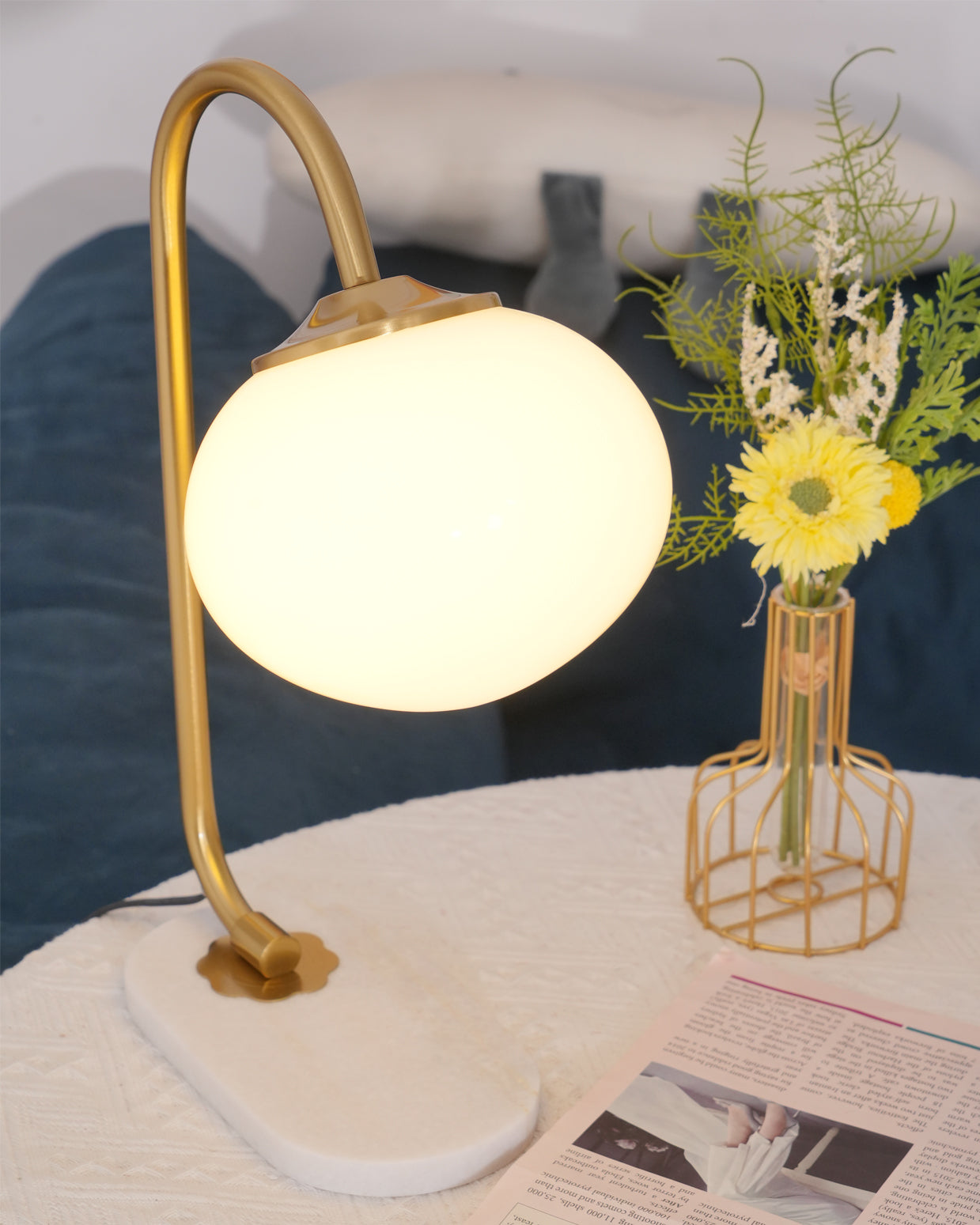 Lampe de Table Ludique en Verre - Finition Dorée et Abat-jour Rose