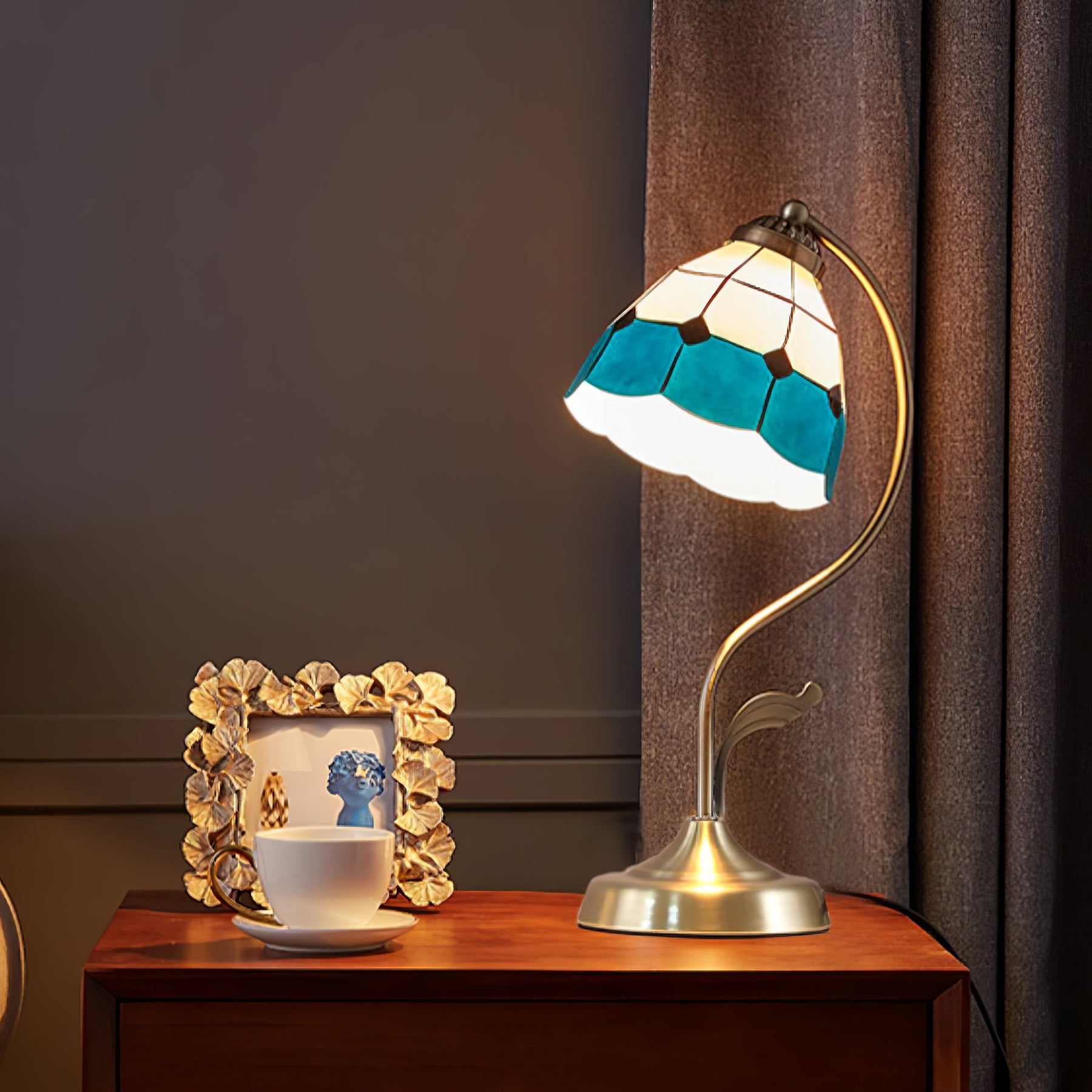 Lampe de Table Florale en Verre - Finition Dorée et Design Élégant