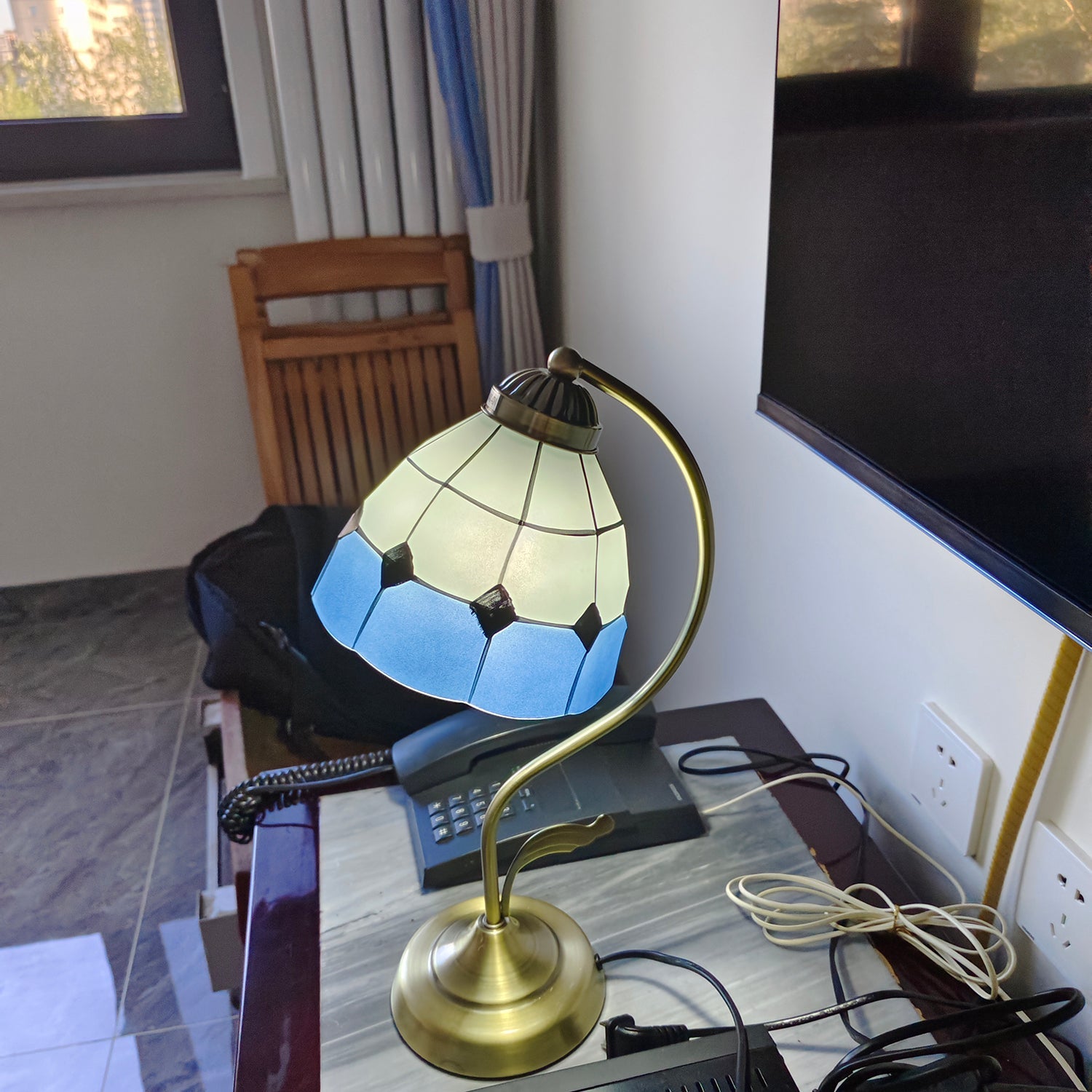Lampe de Table Florale en Verre - Finition Dorée et Design Élégant