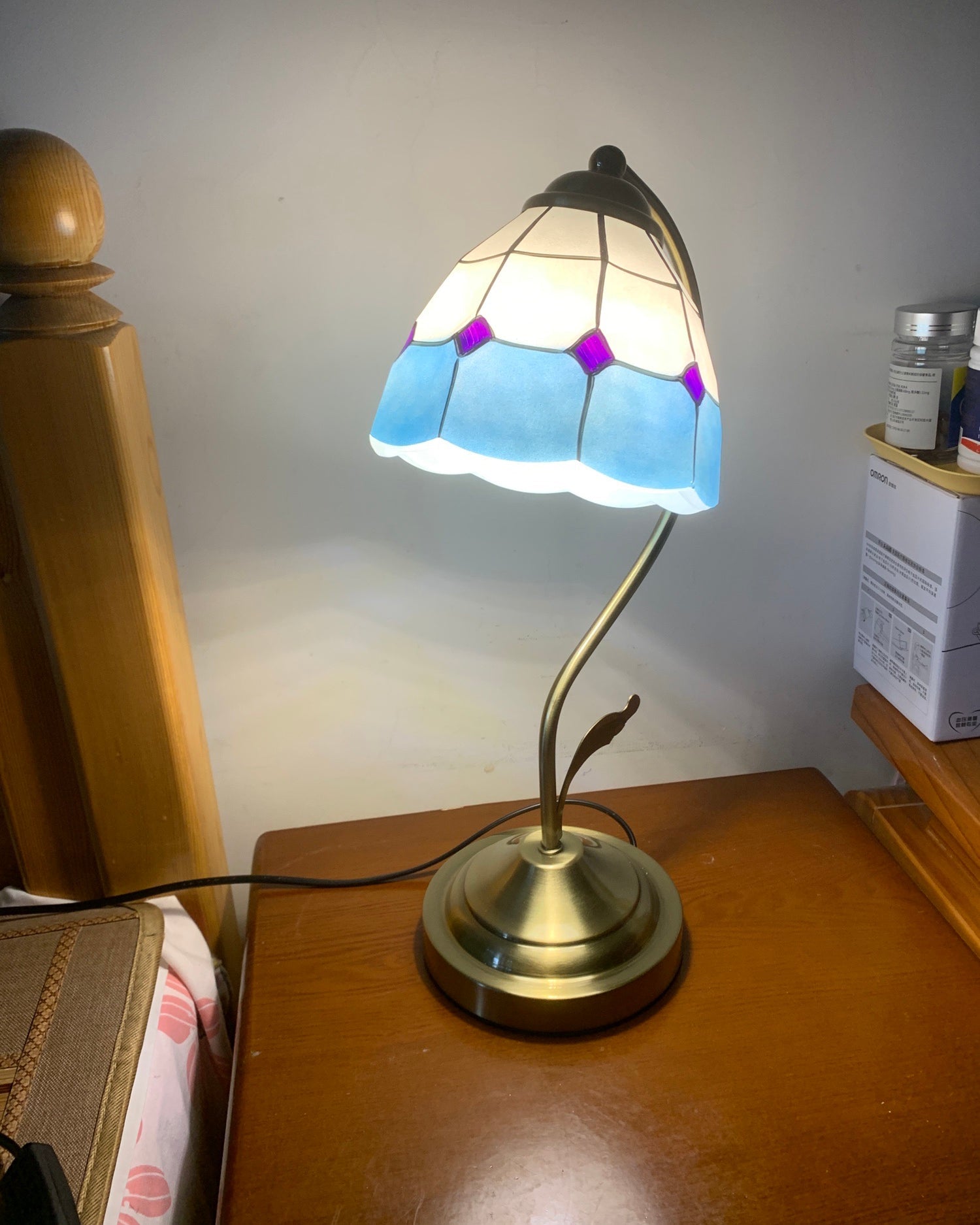 Lampe de Table Florale en Verre - Finition Dorée et Design Élégant