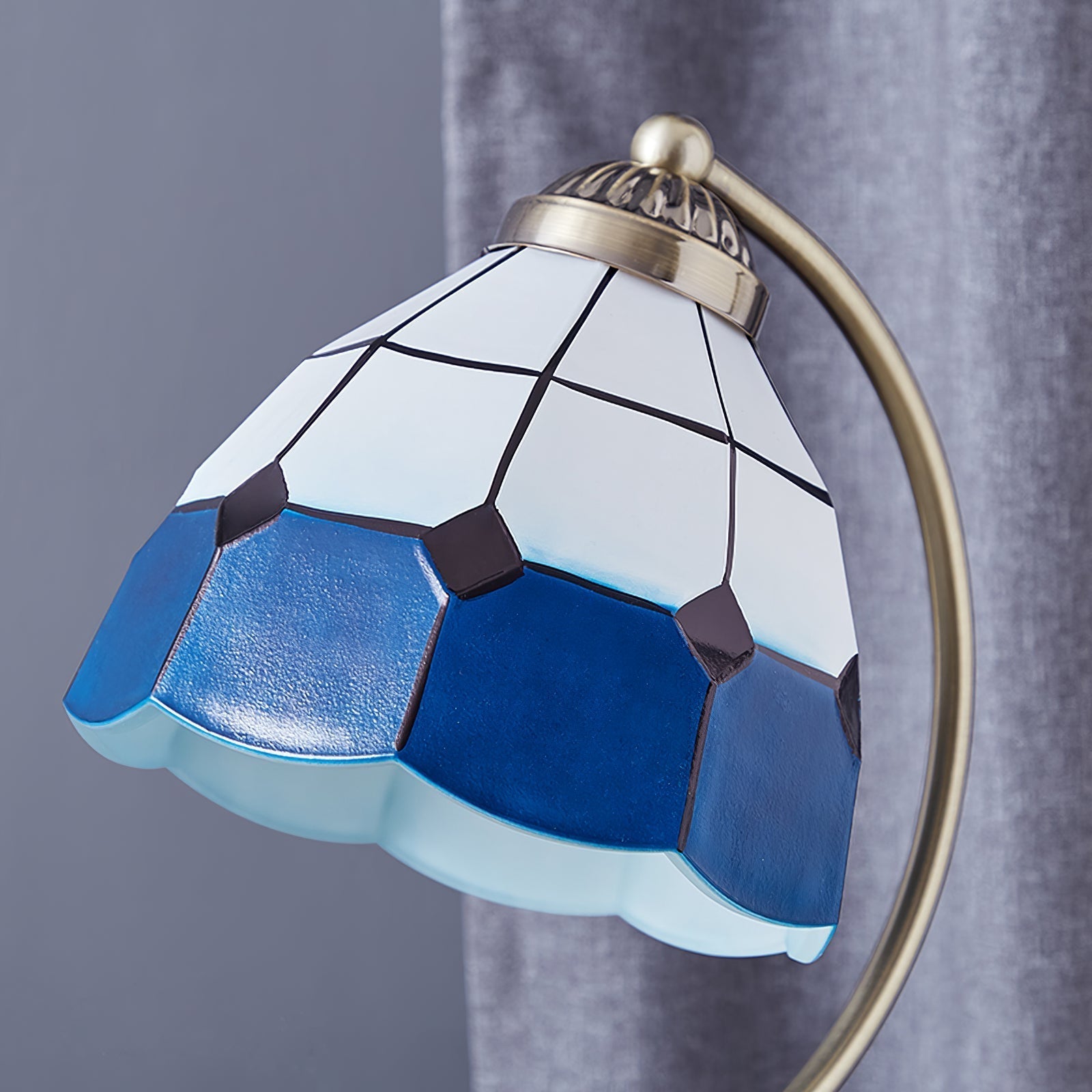 Lampe de Table Florale en Verre - Finition Dorée et Design Élégant