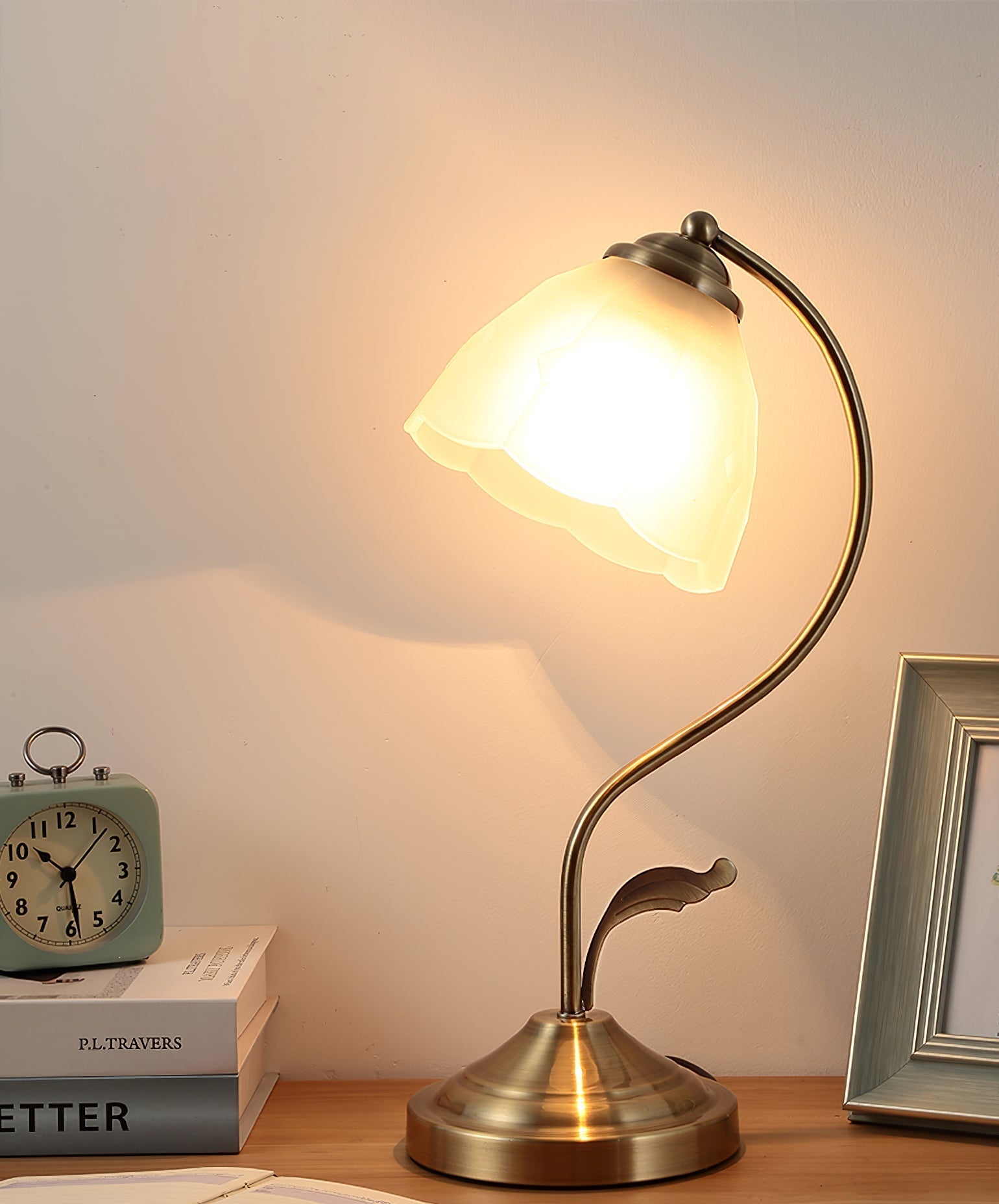 Lampe de Table Florale en Verre - Finition Dorée et Design Élégant