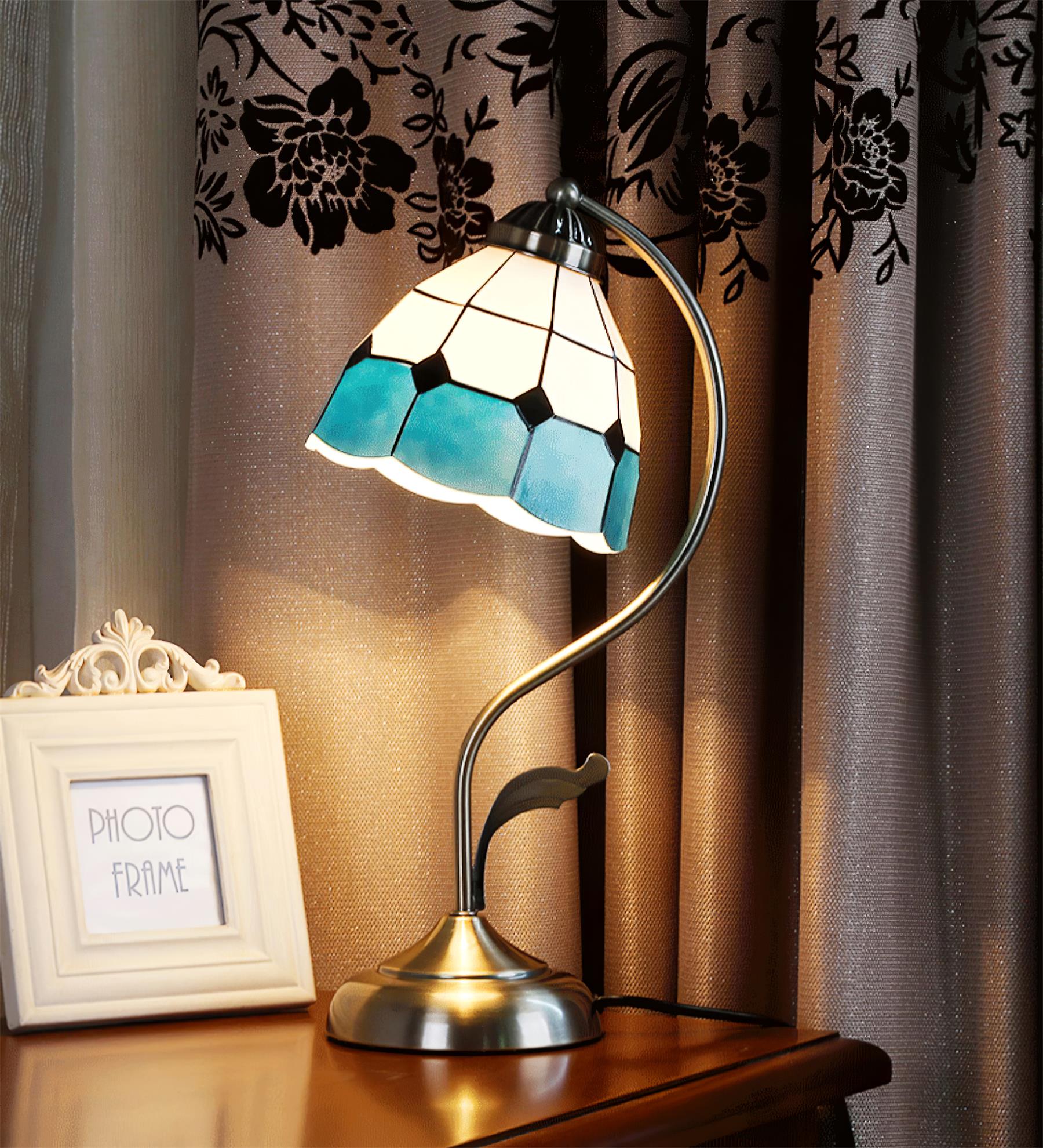 Lampe de Table Florale en Verre - Finition Dorée et Design Élégant