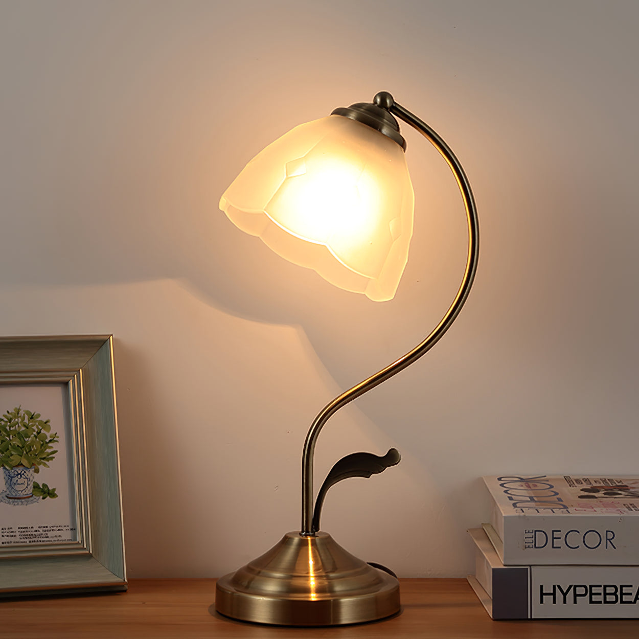 Lampe de Table Florale en Verre - Finition Dorée et Design Élégant