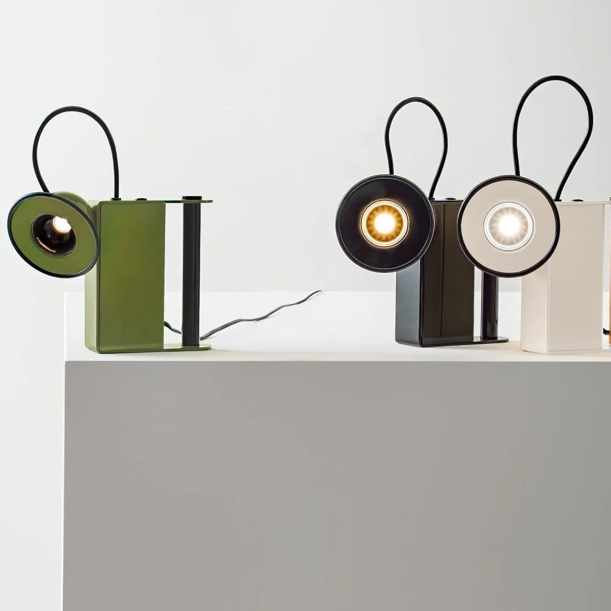 Lampe de Table LED Ajustable - Éclairage Précis et Design Élégant