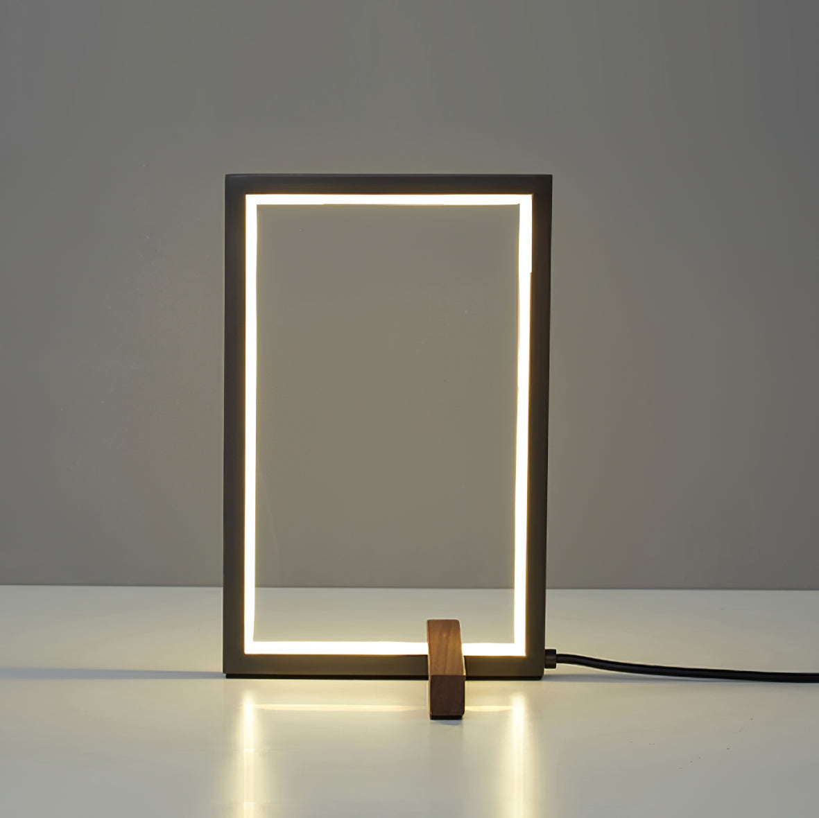 Lampe de Table en Cuivre et Noyer - Design Élégant et Éclairage Doux