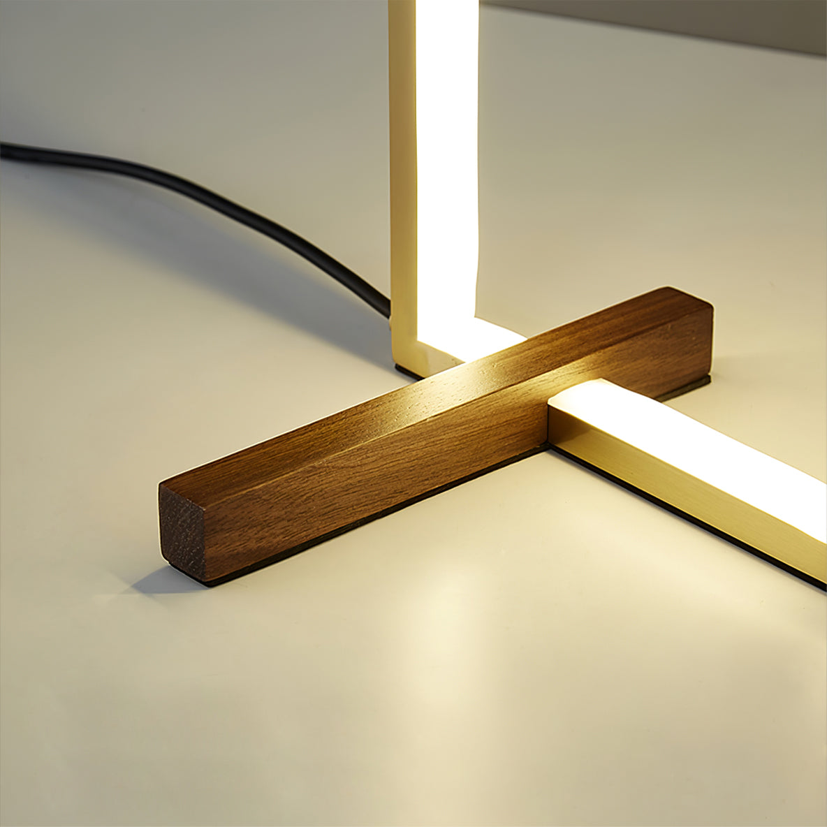 Lampe de Table en Cuivre et Noyer - Design Élégant et Éclairage Doux
