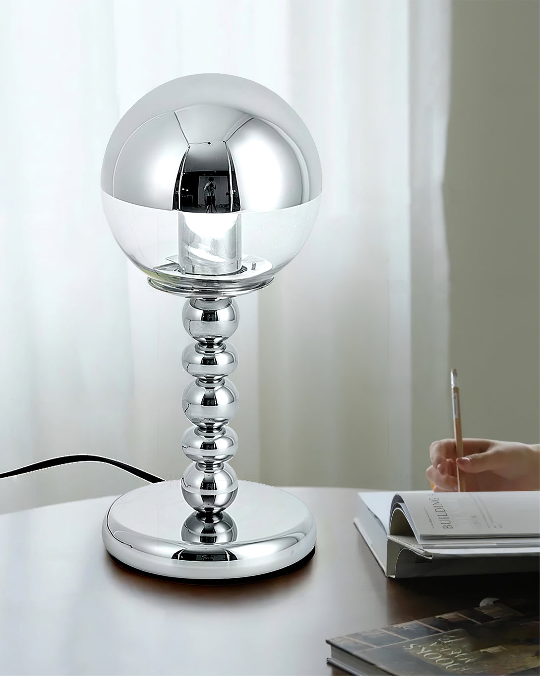 Lampe de Table Chrome Minimaliste - Design Élégant et Compact